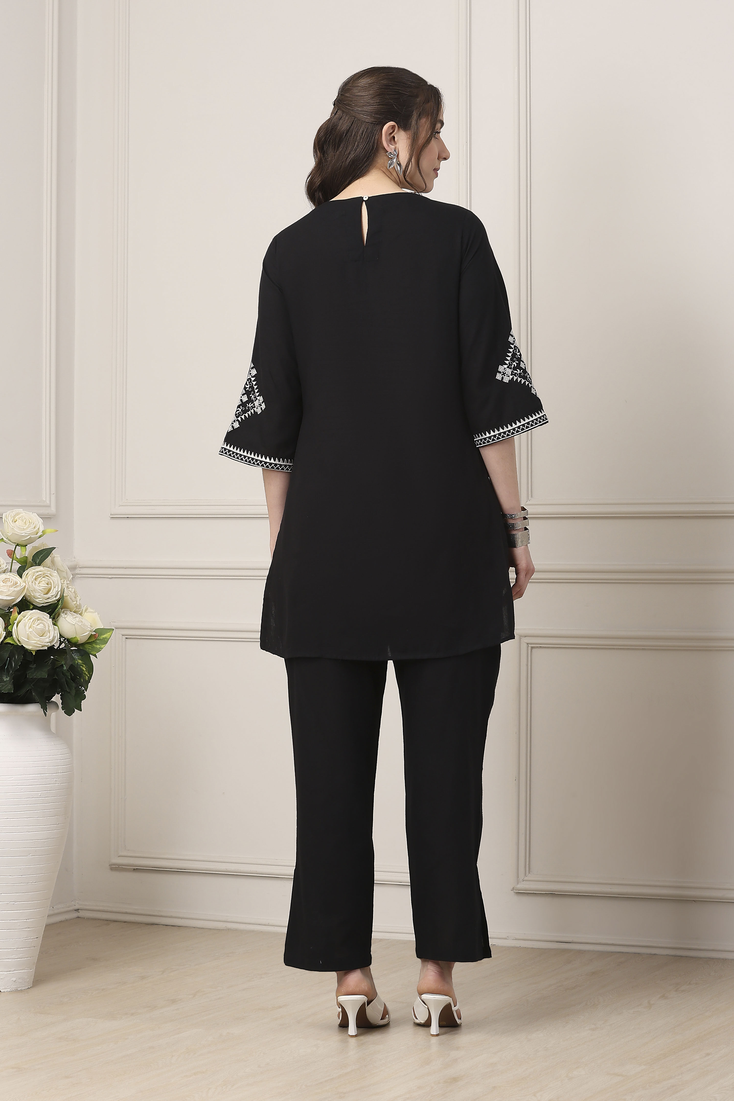 Black Cotton Yoke Embroidered Straight Suit Set image number 4