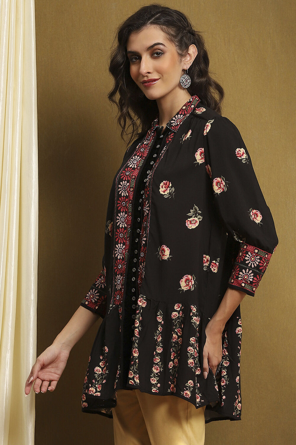 Black Floral Printed Shirt-Style Tiered Kurta image number 2