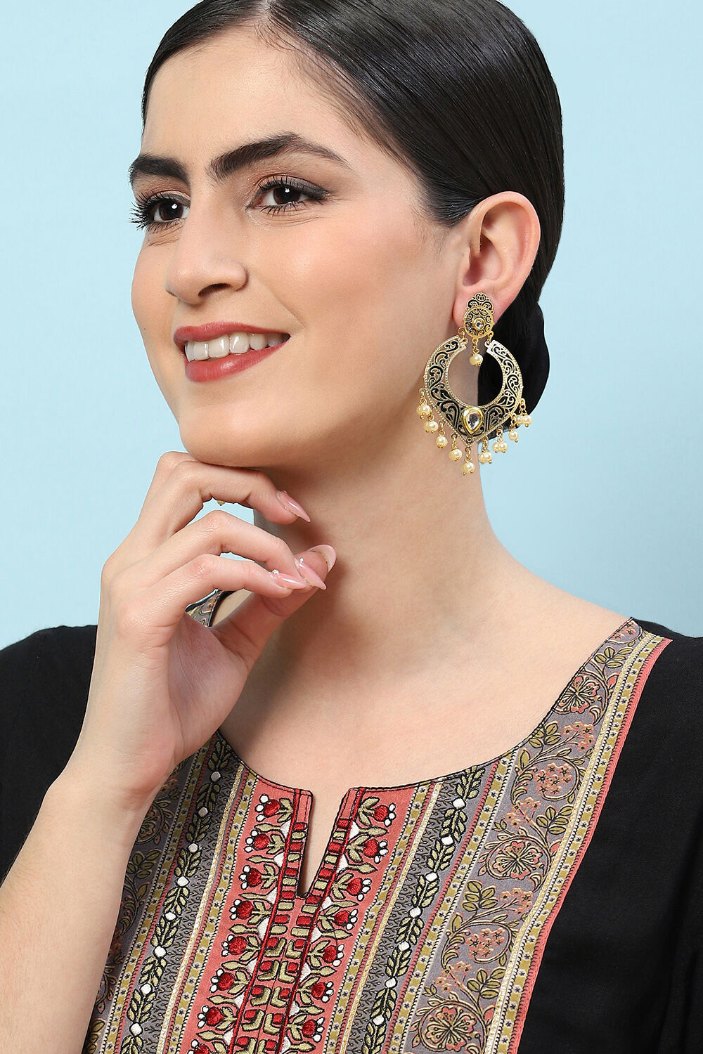 Gold Black Brass Earrings image number 3