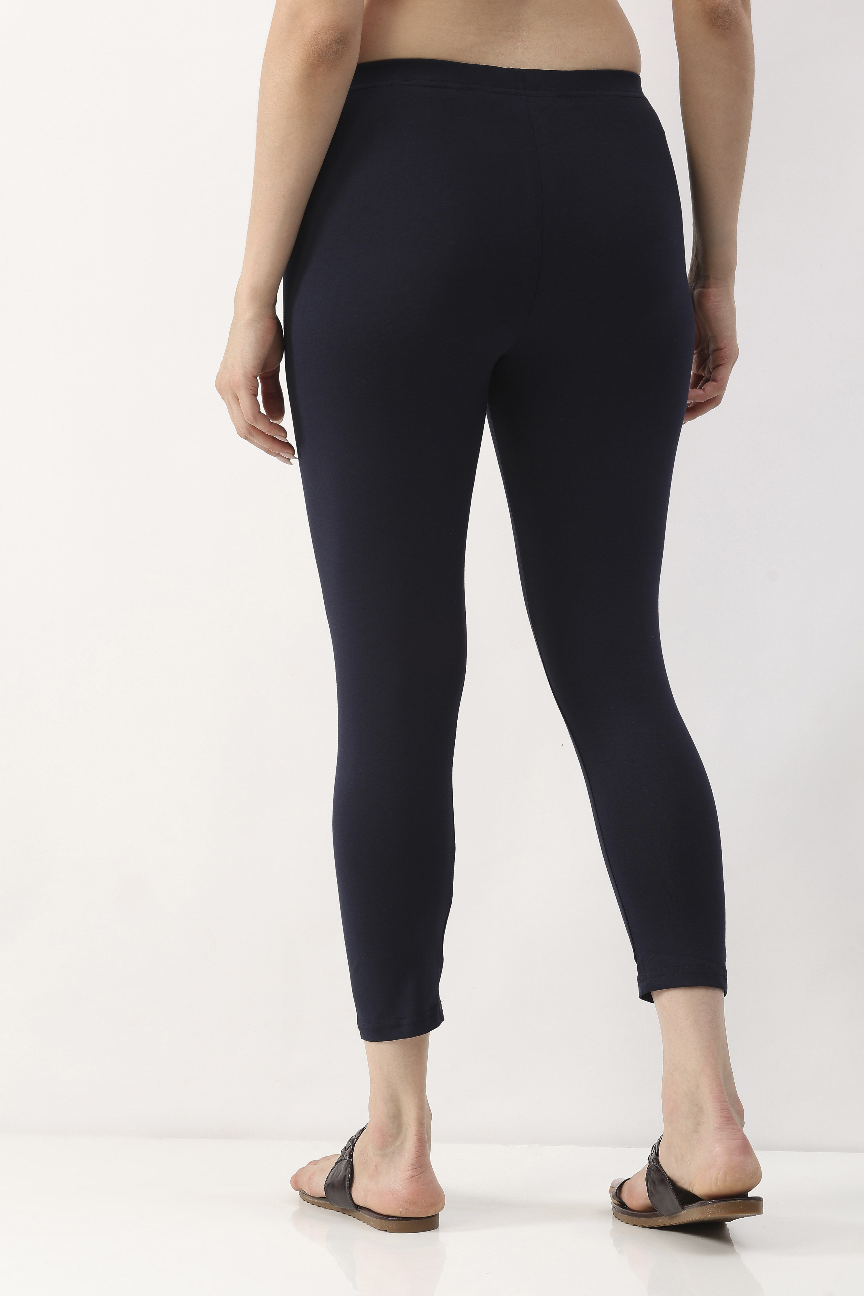 Maroon Cotton Lycra Solid Fitted Cropped Leggings image number 5