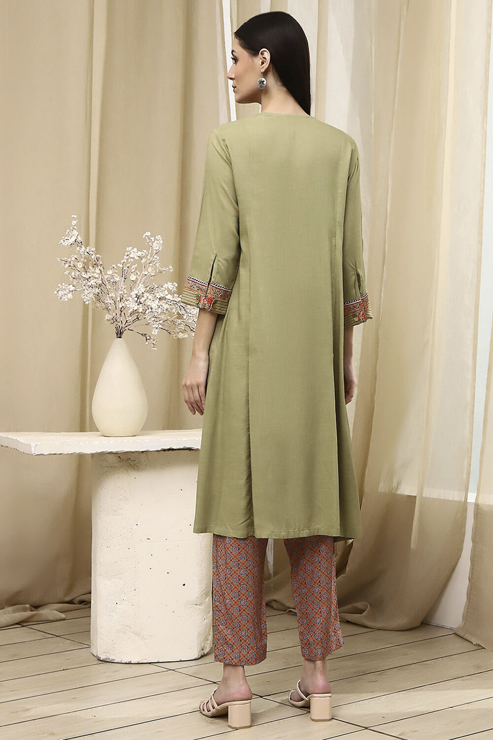 Light Green Solid Gathered Straight Suit Set image number 4