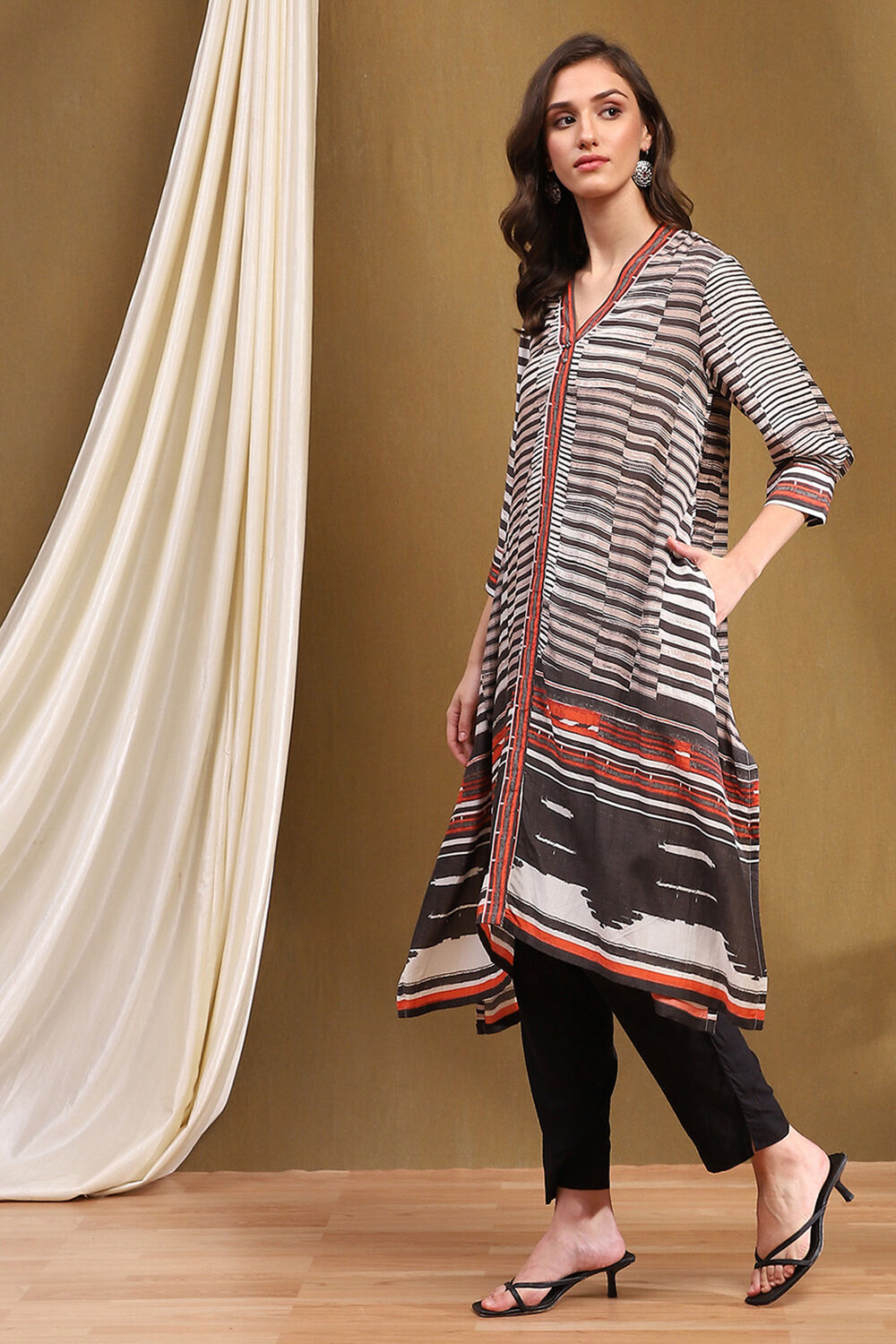 Black and White Printed Asymmetric Kurta image number 2