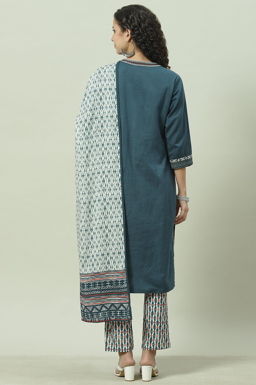 Blue Straight Kurta Regular Pants Suit Set image number 4