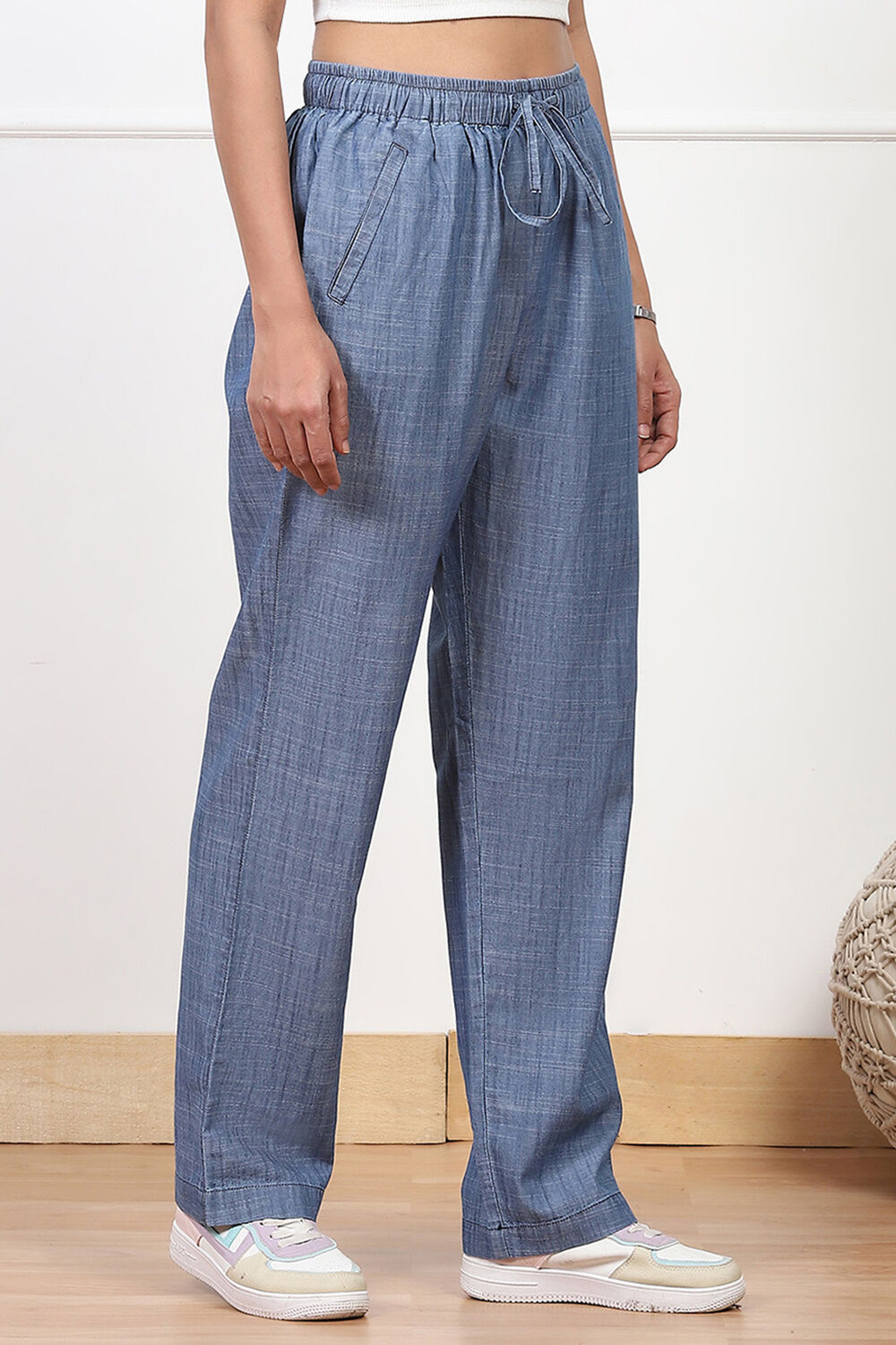 Blue Solid Denim Relaxed Fit Pants image number 3