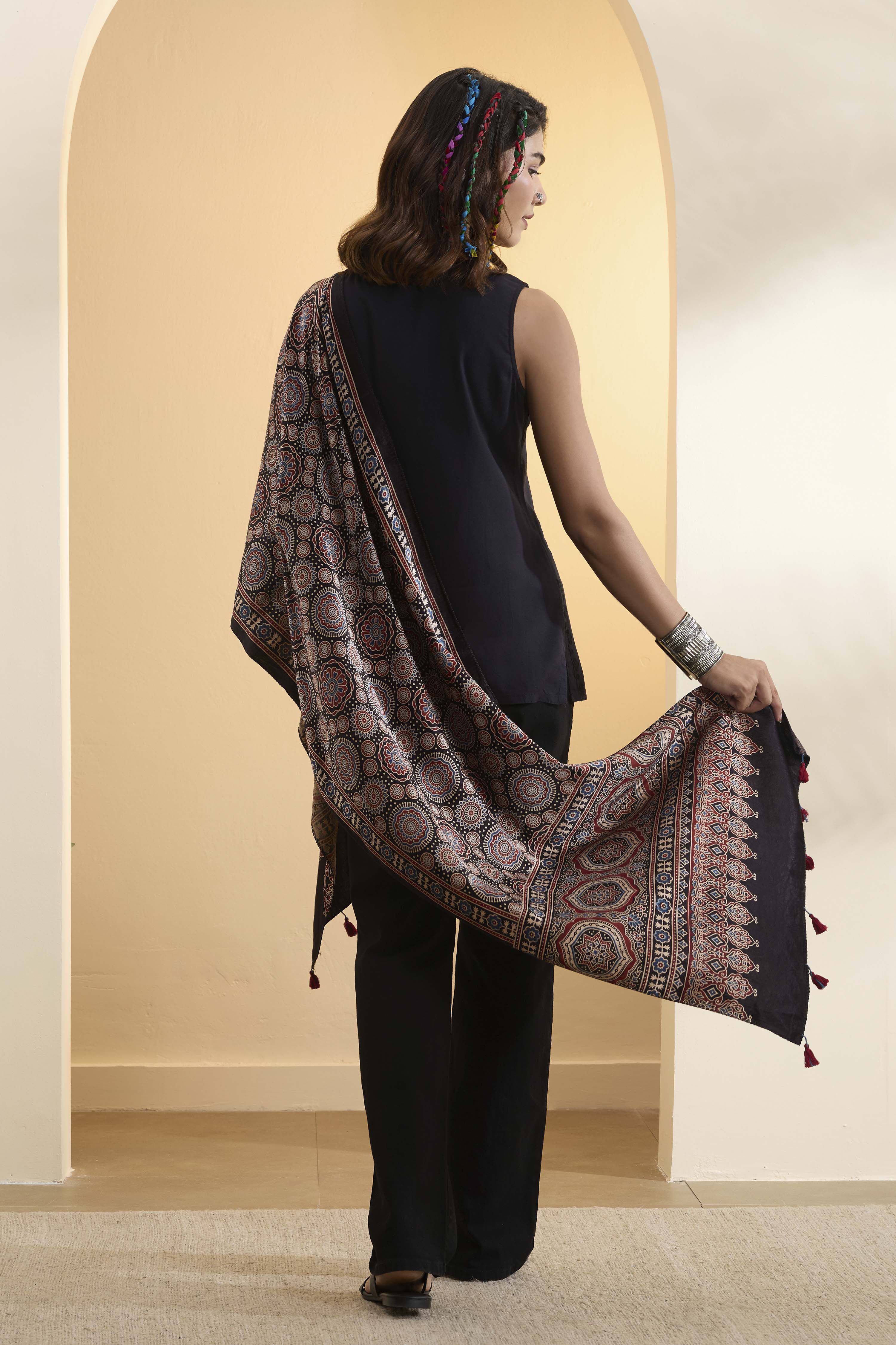Green Black Mushru Silk Banarasi Dupatta image number 2