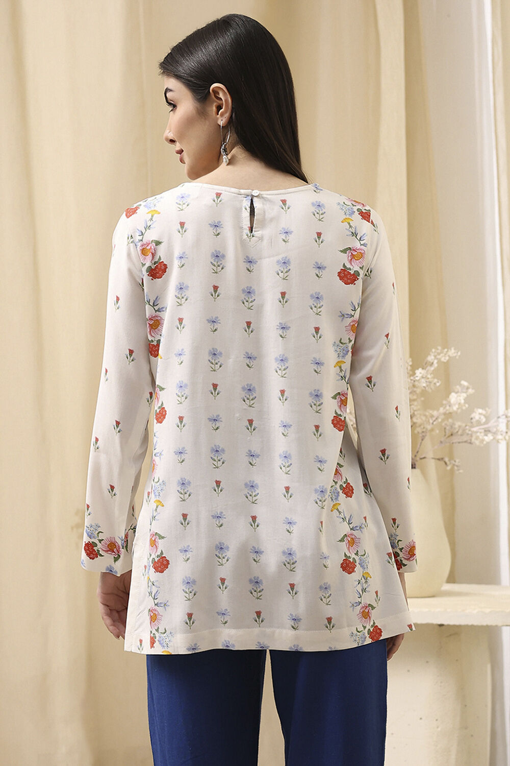 White Floral Printed Straight Short Kurta image number 4