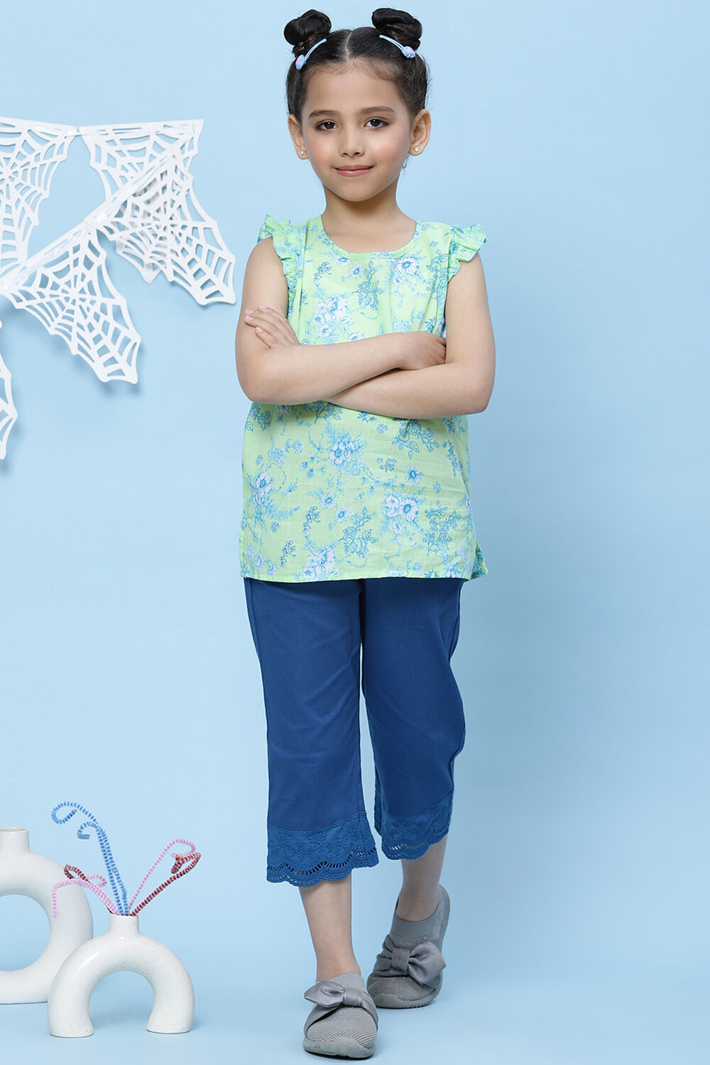 Black Cotton Solid Capri Pant image number 5