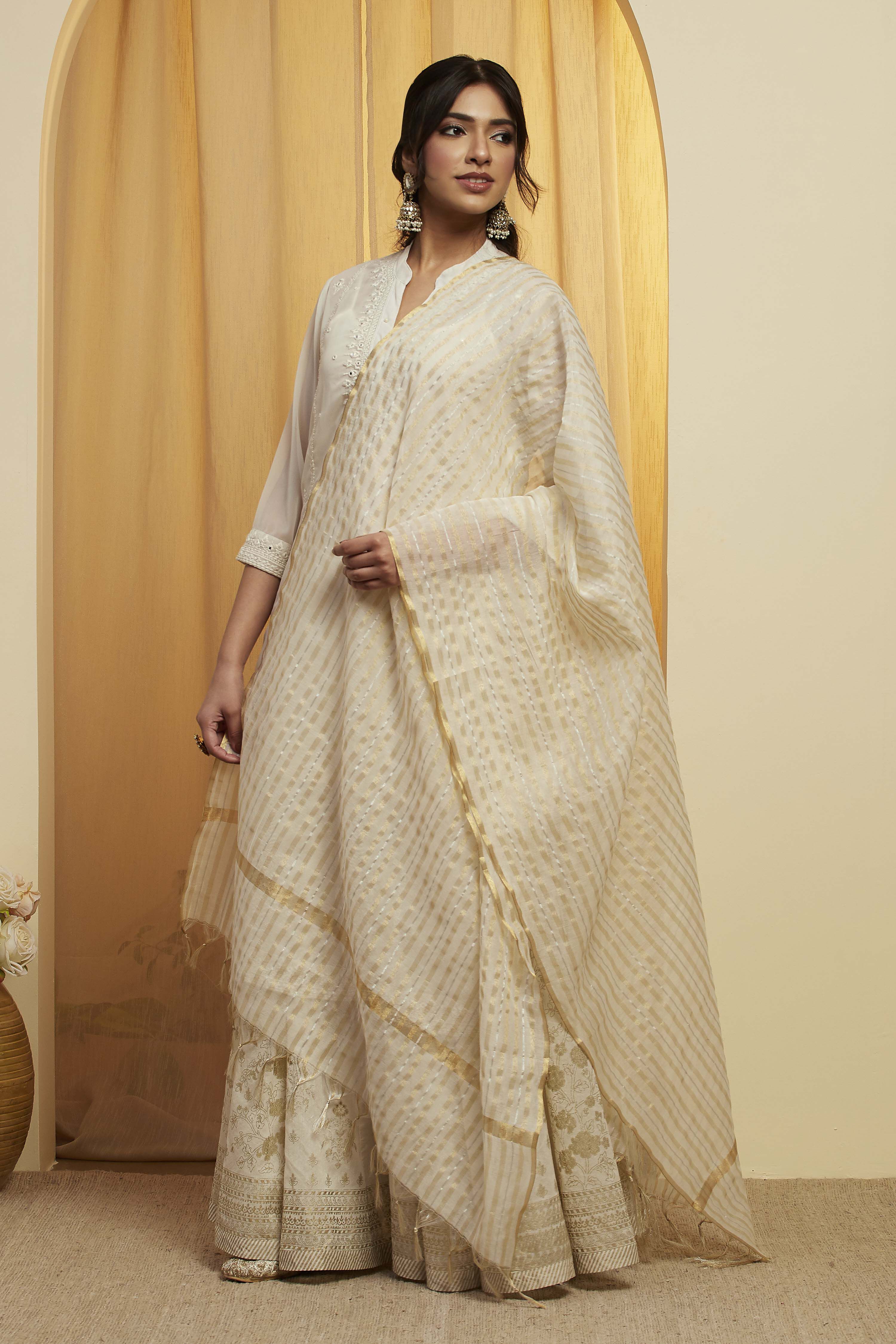 Off White & Gold Toned Woven Motif Dupatta image number 2