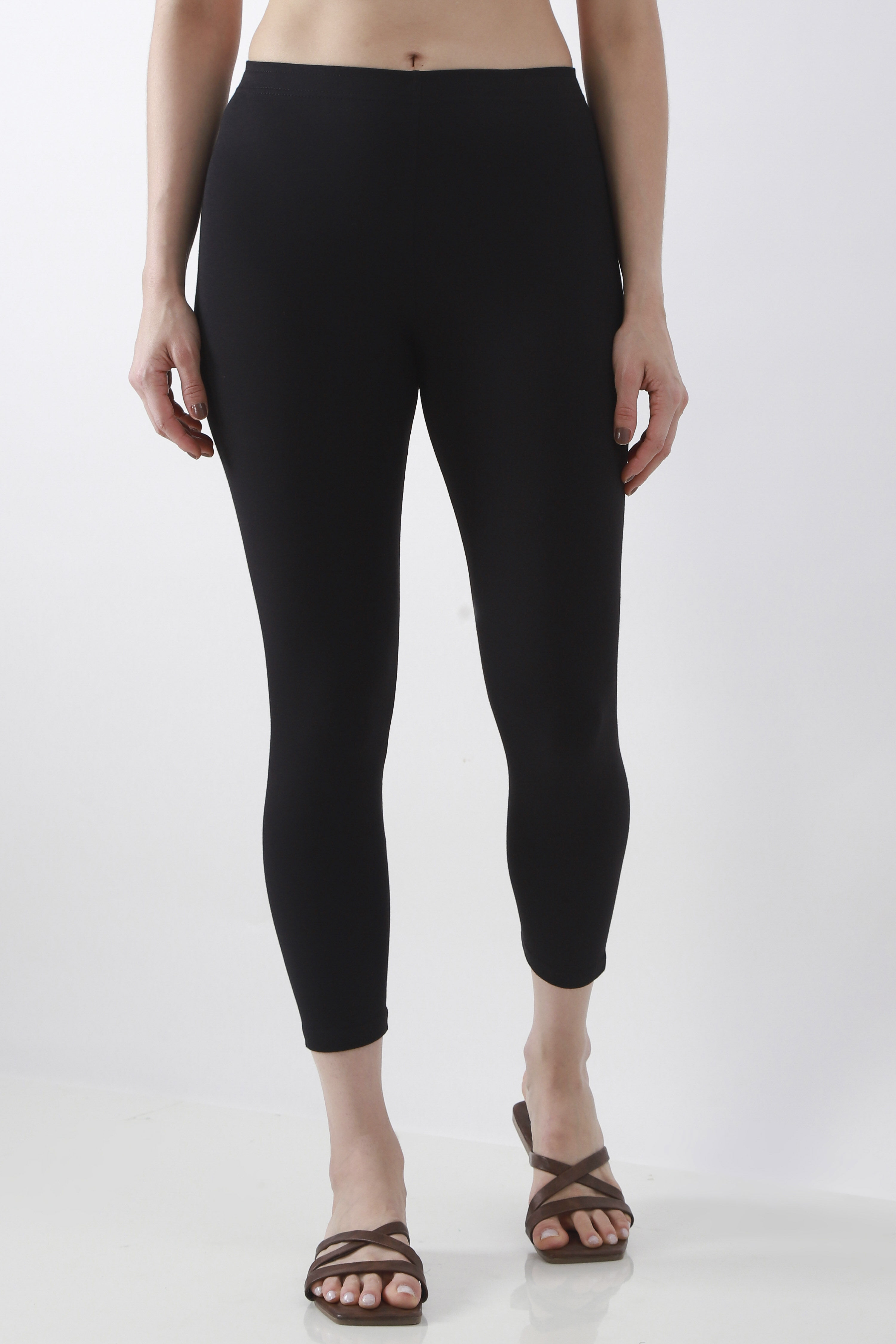 Black Cotton Lycra Solid Fitted Cropped Leggings image number 4
