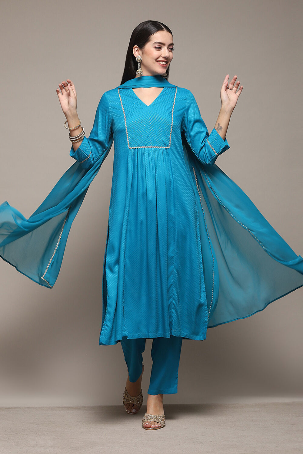 Light Pink LIVA Gathered Yarndyed Kurta Regular Pants Suit Set image number 7