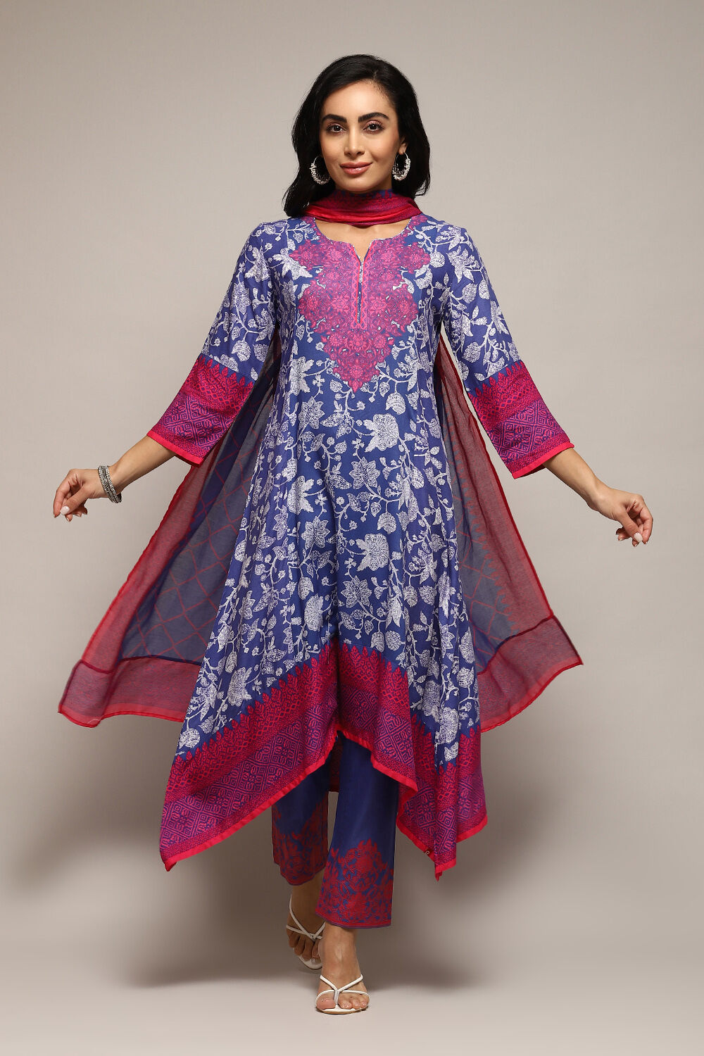 Off White Viscose Straight Printed Kurta Pant Suit Set image number 7