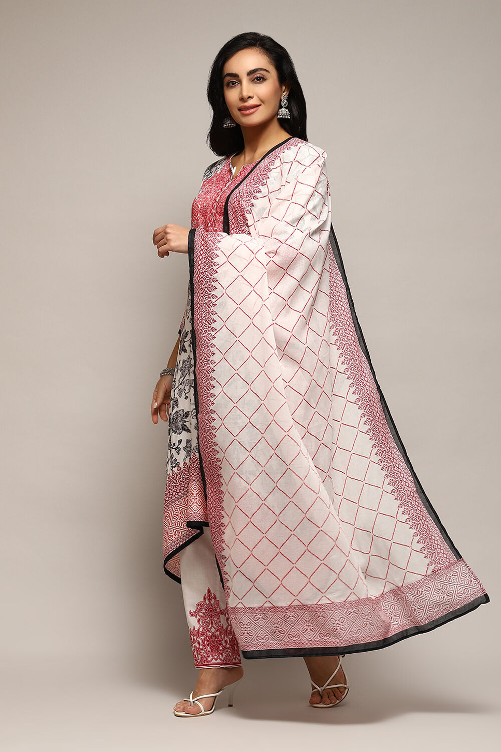 Off White Viscose Straight Printed Kurta Pant Suit Set image number 5