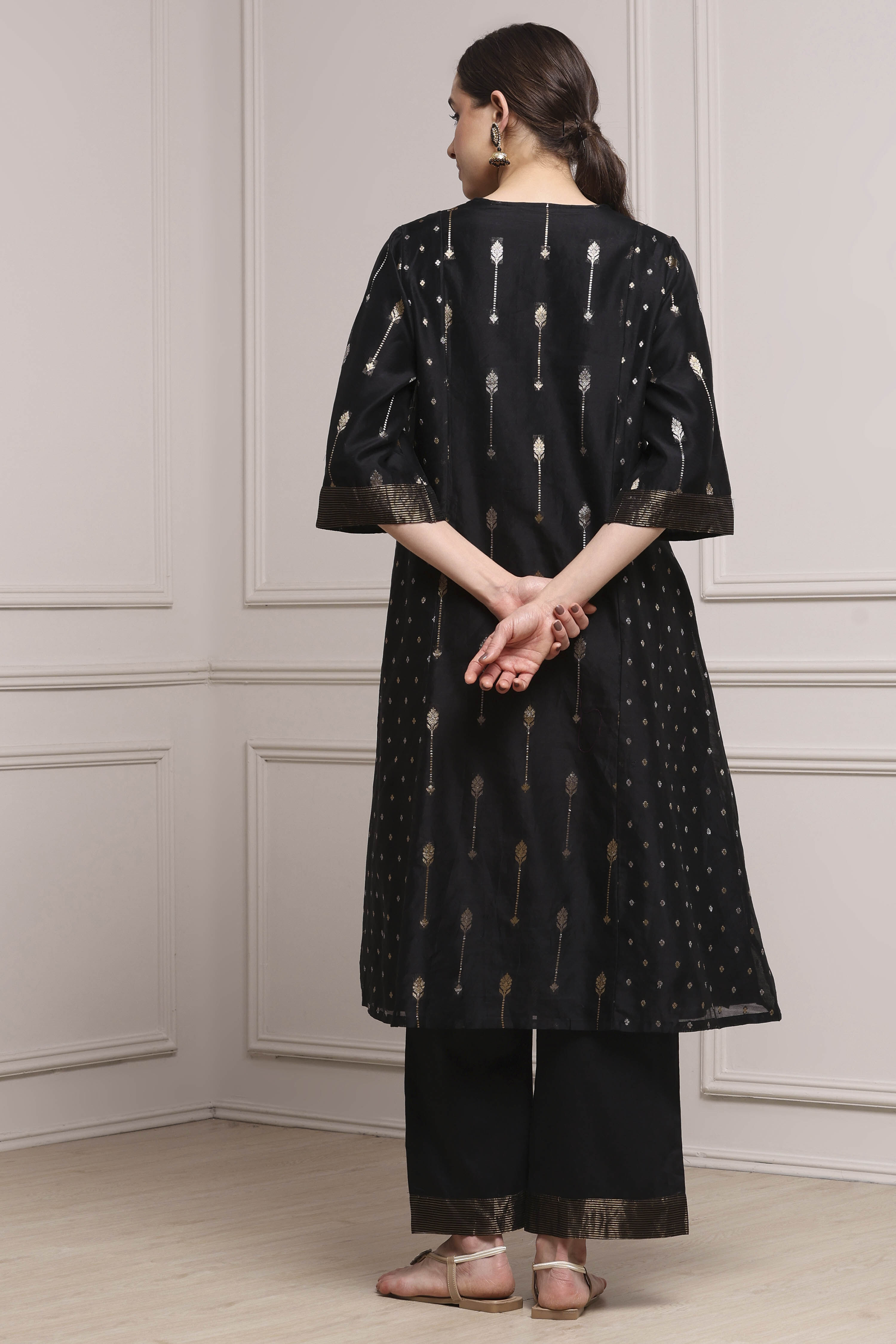 Black Silk Yarndyed Gathered Suit Set image number 4