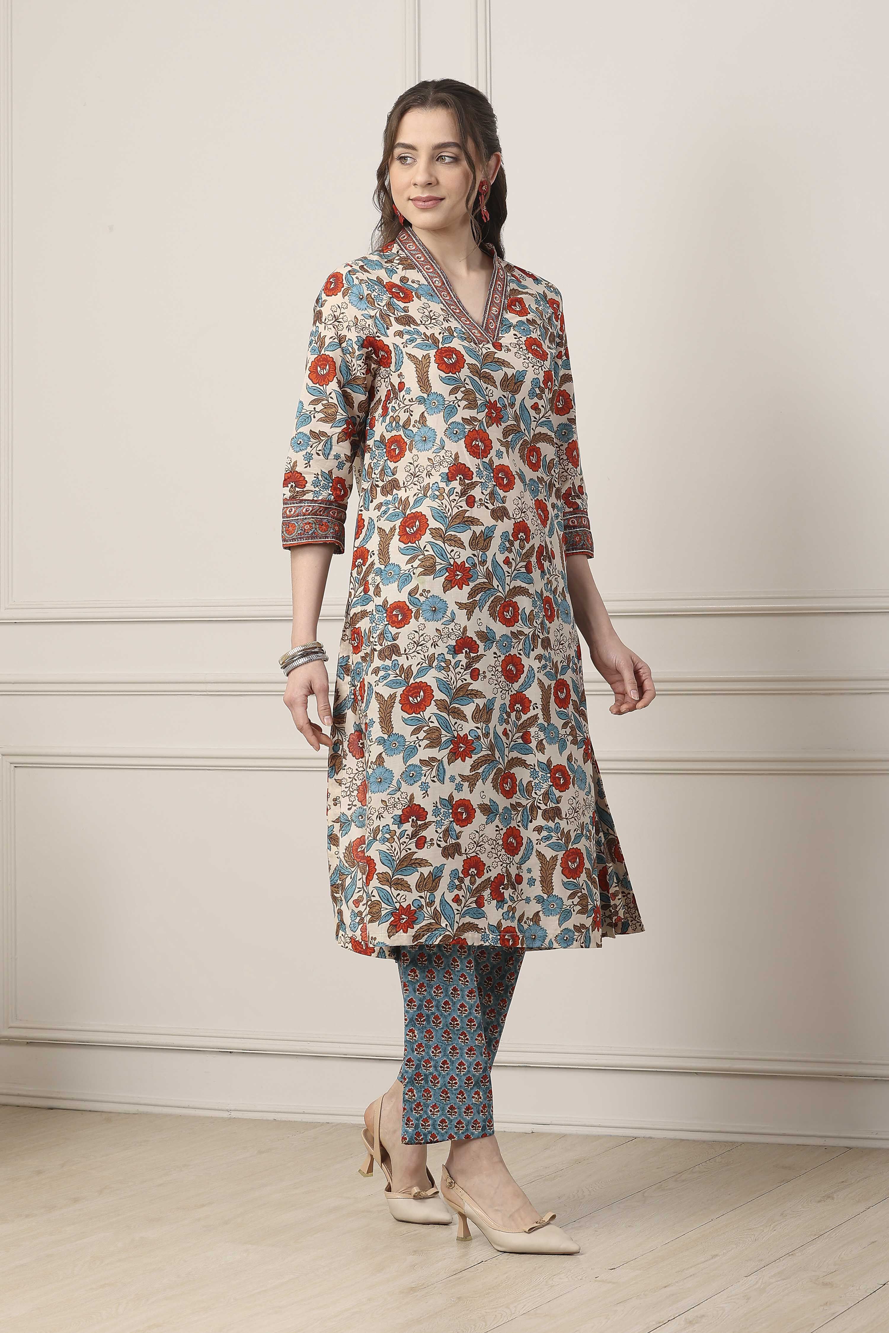 White Cotton Floral Printed Straight Suit Set image number 5