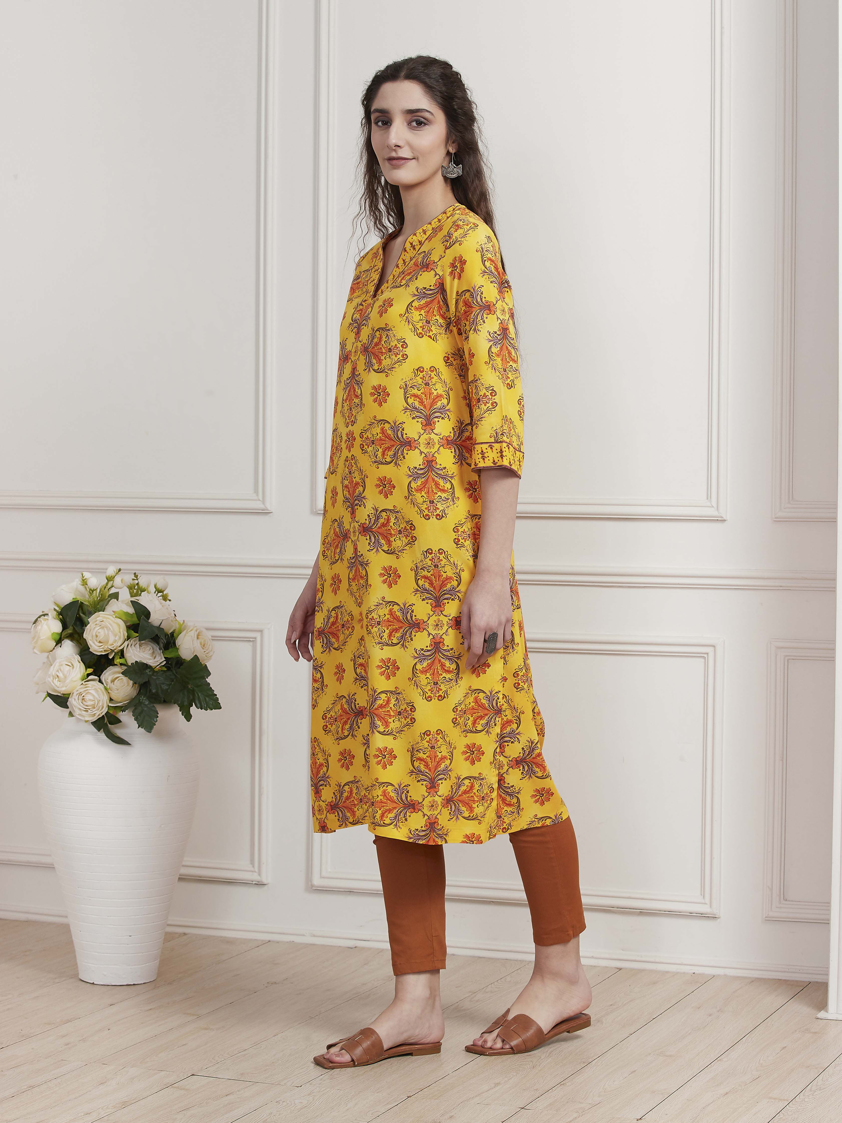 Yellow Floral Printed Straight Kurta image number 2