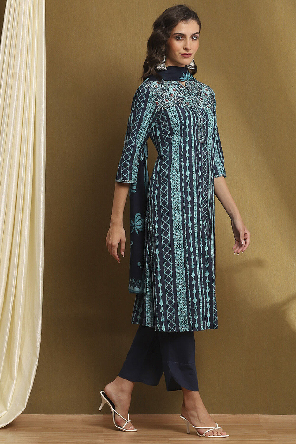 Indigo Blue Cotton Printed Straight Suit Set image number 5