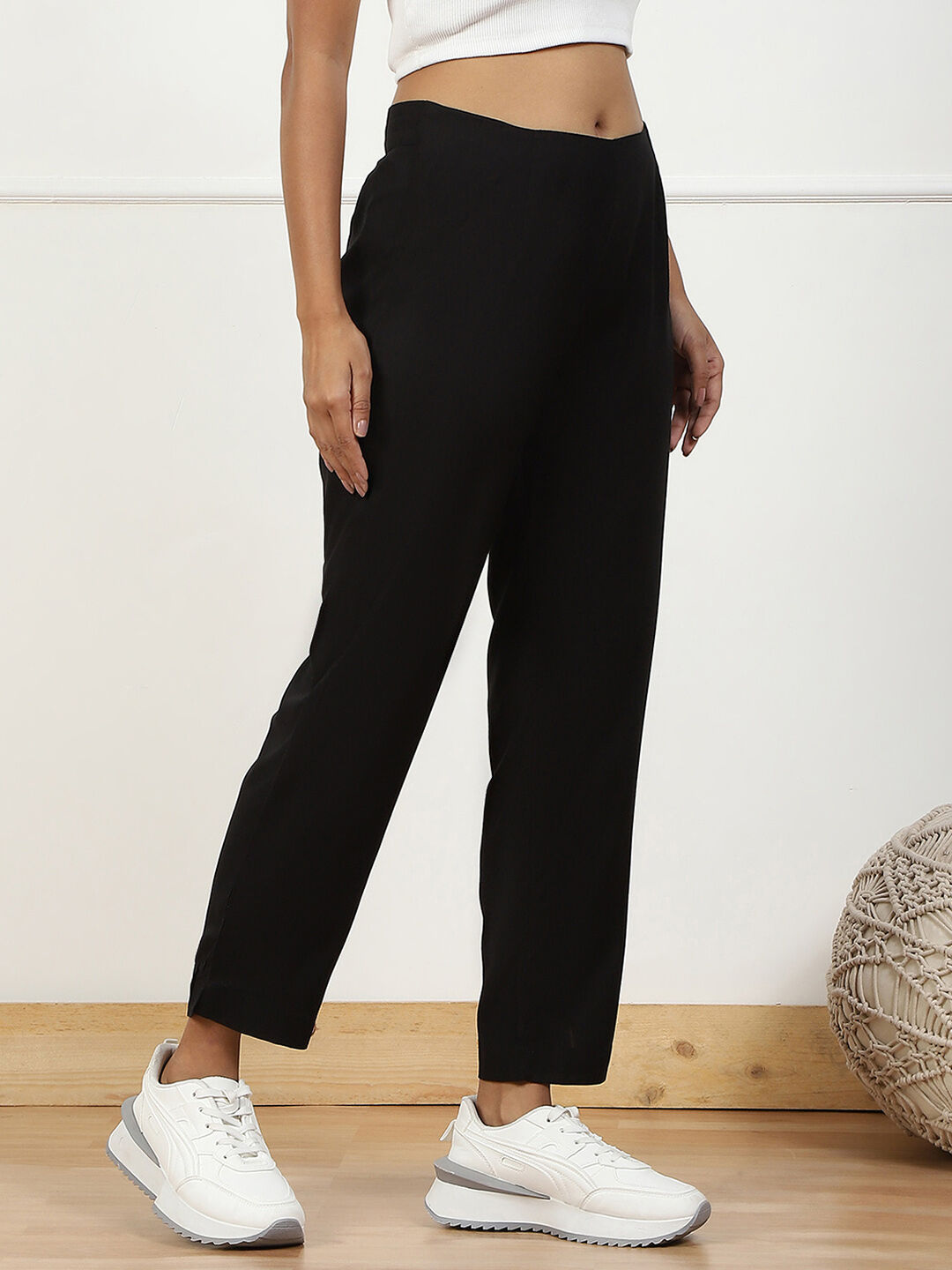 Black Solid Mid-Rise Regular Pants image number 3