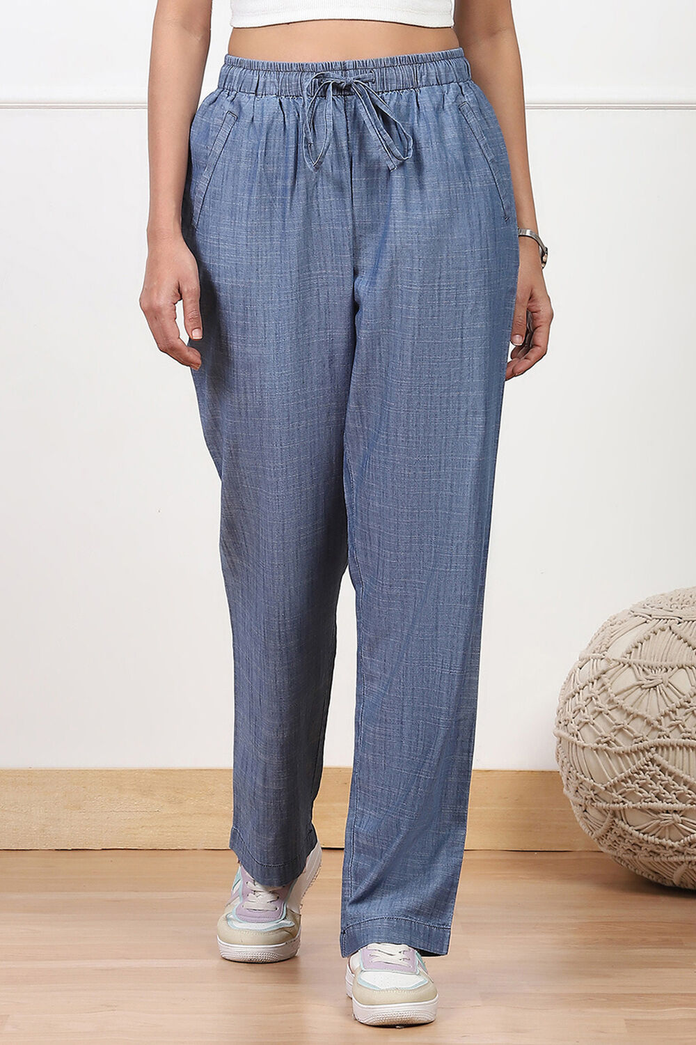 Blue Solid Denim Relaxed Fit Pants image number 4