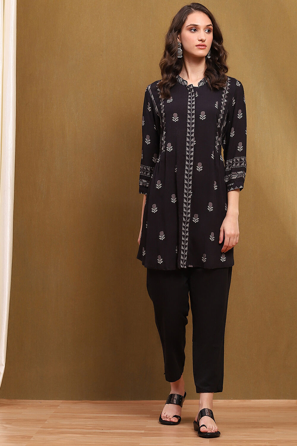 Navy Blue Floral Printed Gathered Short Kurta image number 5