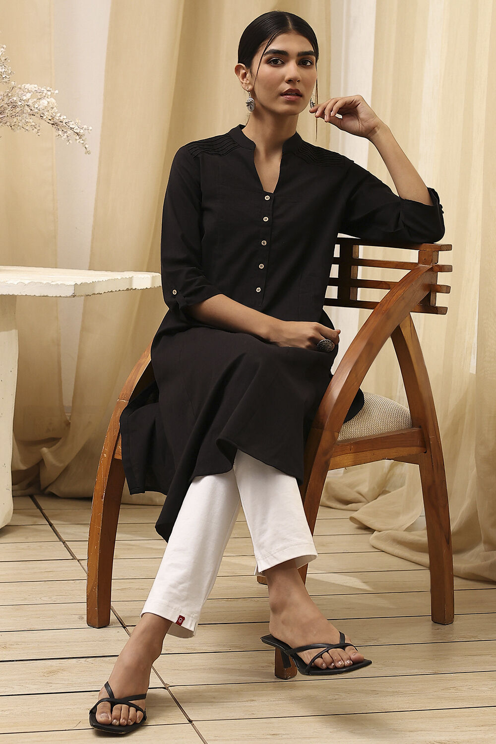 Black Cotton Blend Solid Straight Kurta image number 6