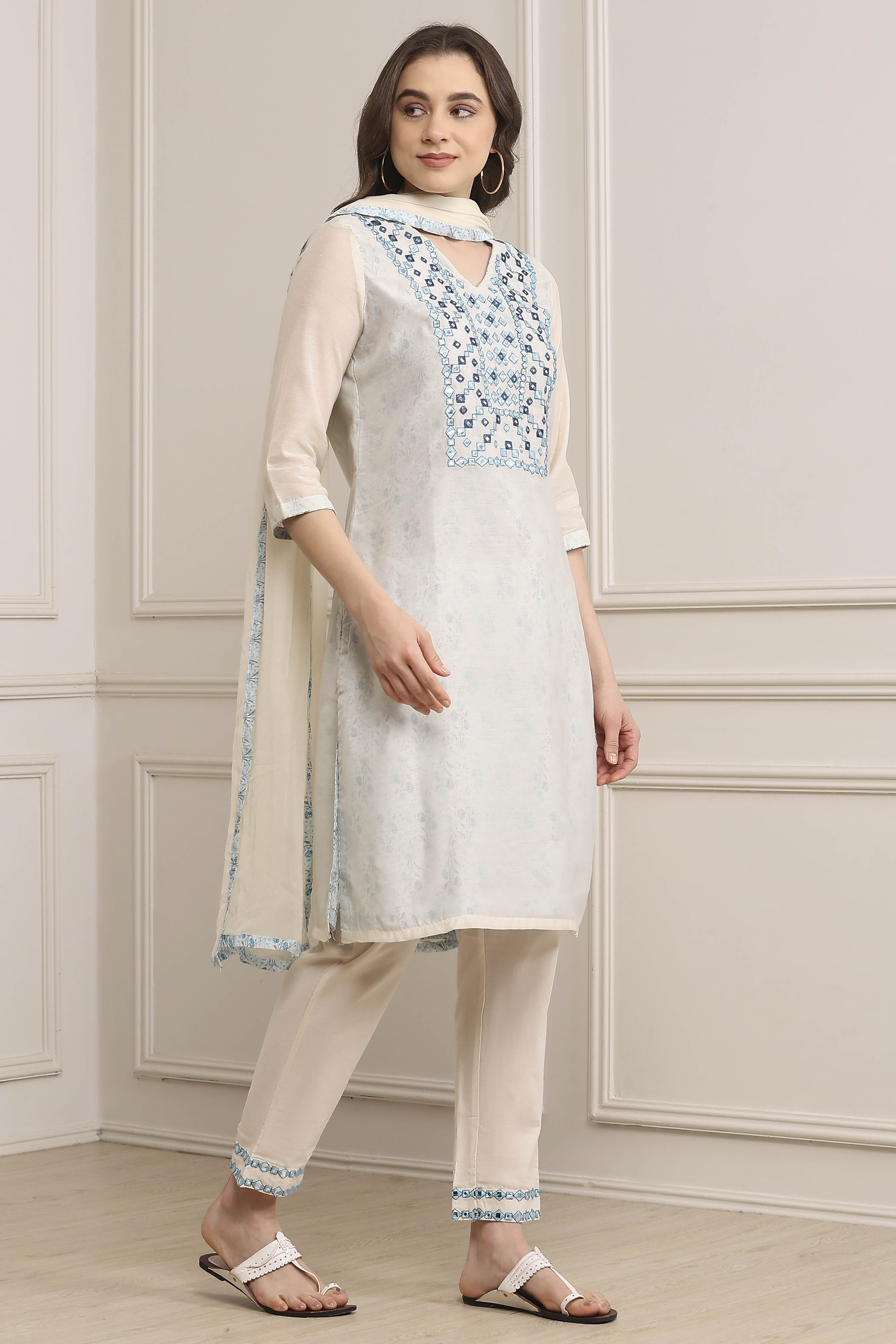 Off White Art Silk Straight Kurta Regular Pant Suit Set image number 5