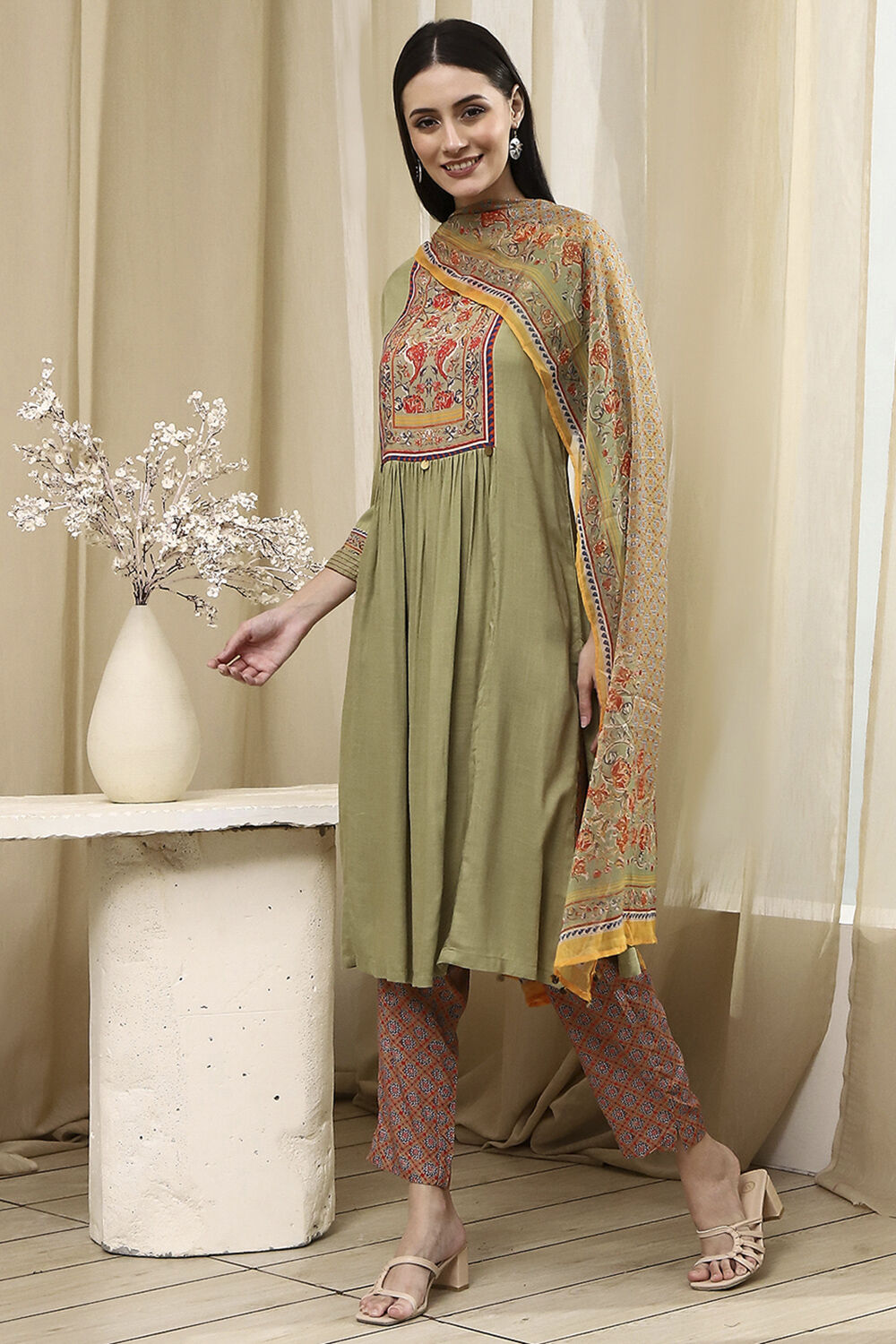 Light Green Solid Gathered Straight Suit Set image number 3