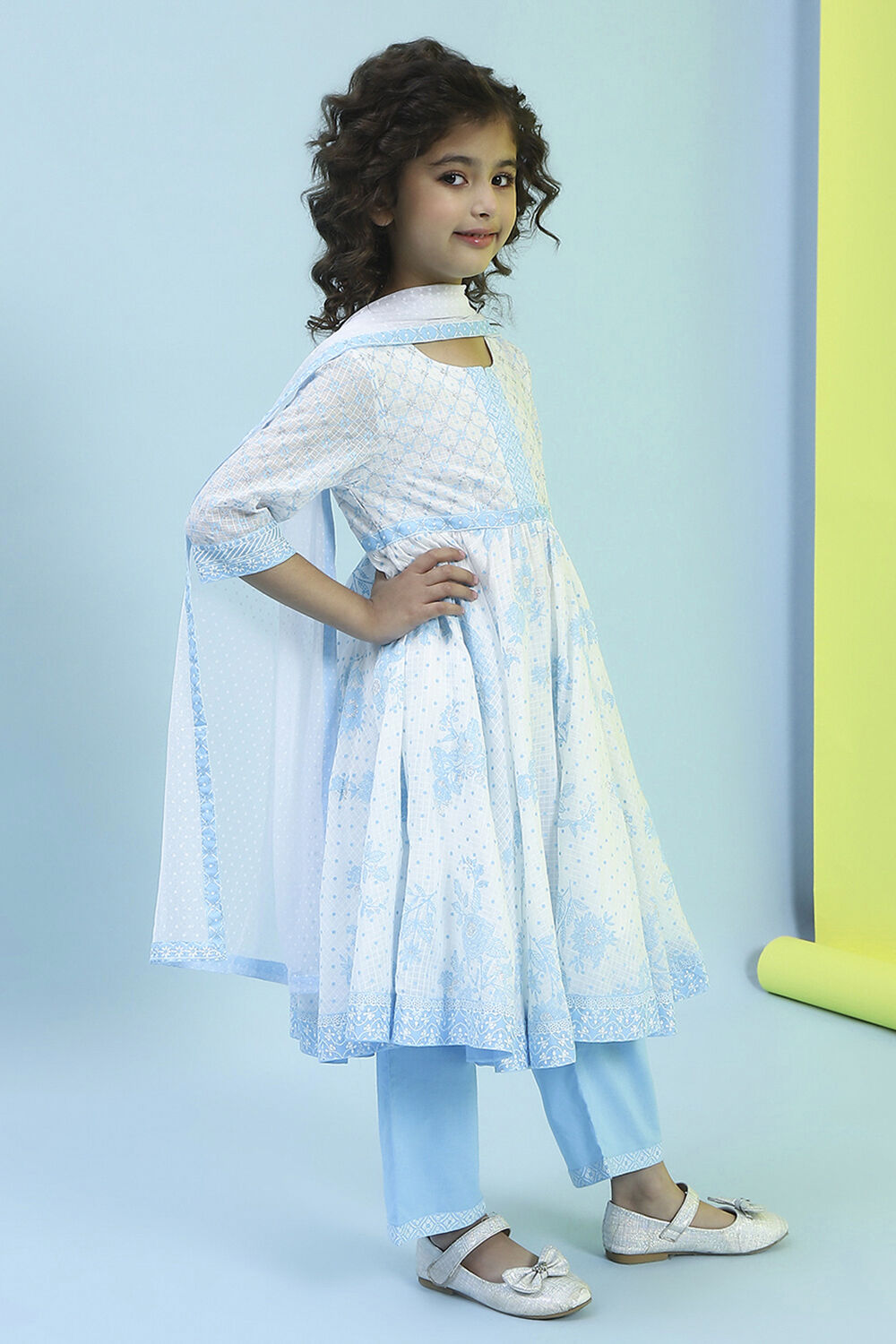 White and Blue Cotton Printed Gathered Suit Set image number 5