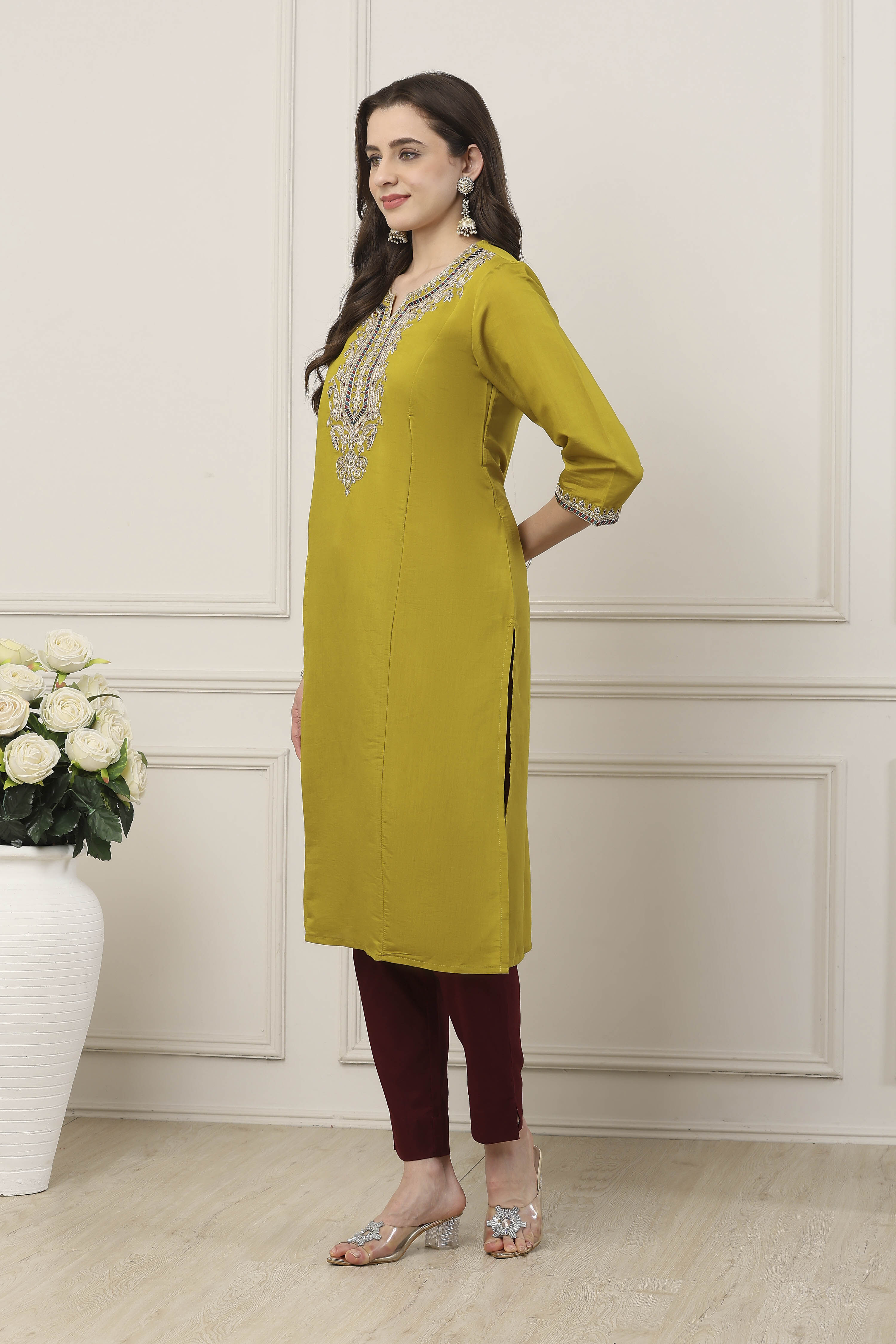 Green Floral Yoke Embroidered Straight Kurta image number 2