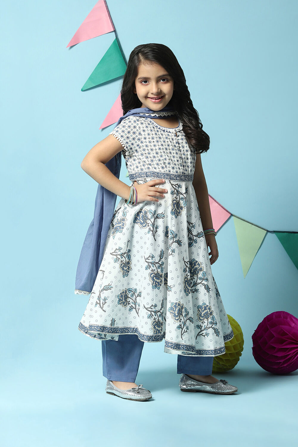 Off White Cotton Gathered Kurta Slim Pants Suit Set image number 6