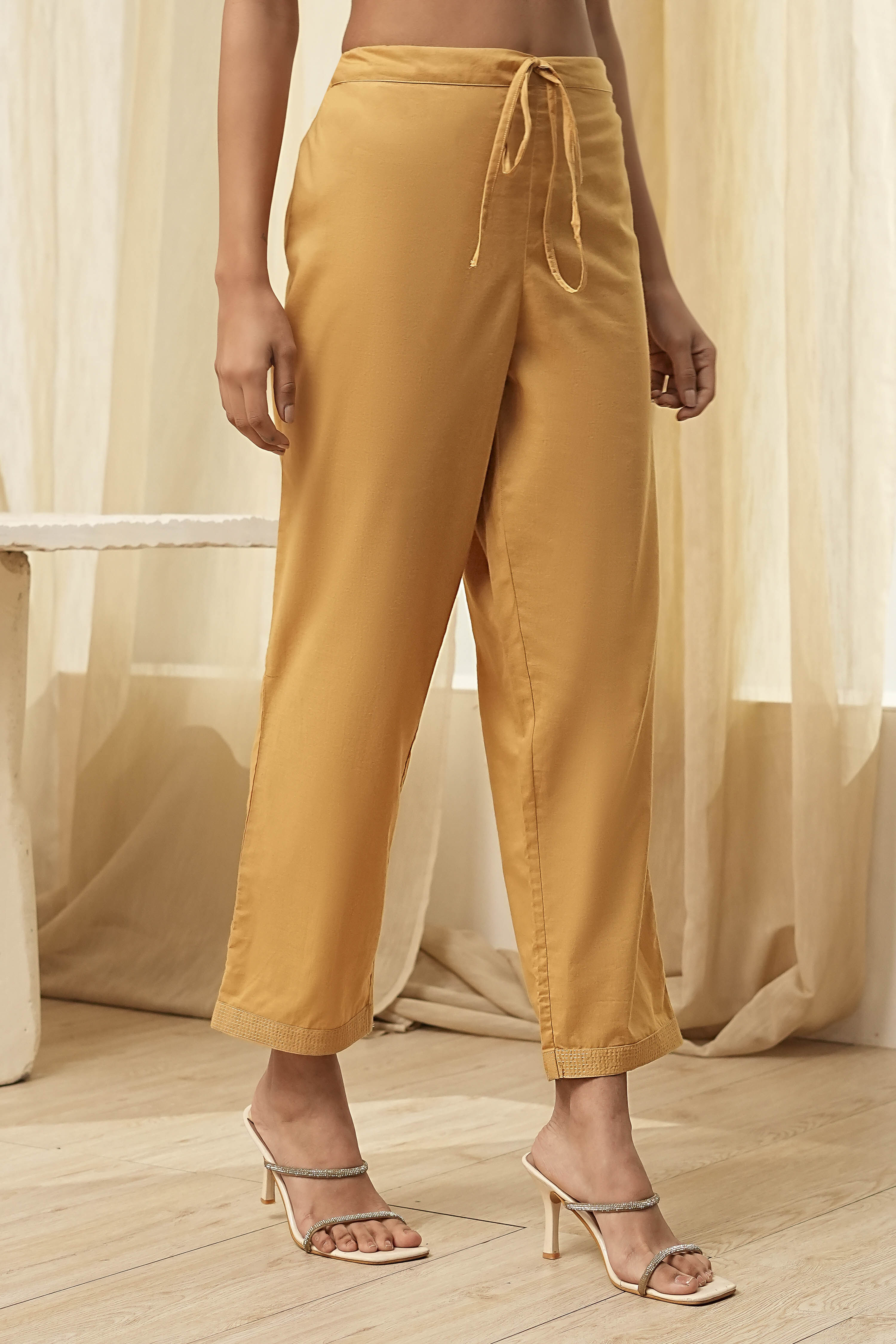 Gold-Toned Solid Regular Pants image number 3