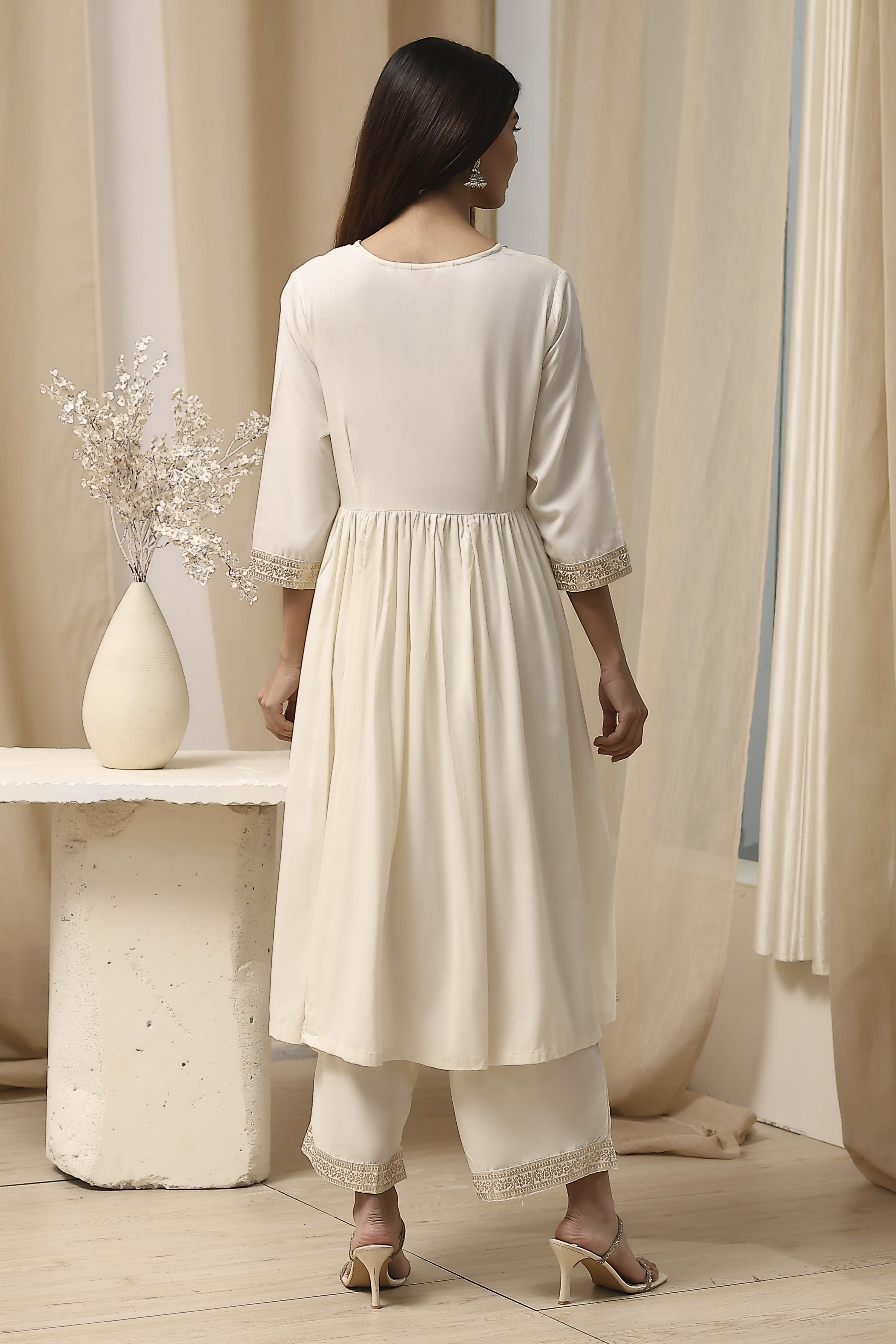 Cream-Colored Viscose Embellished Gathered Suit Set image number 4