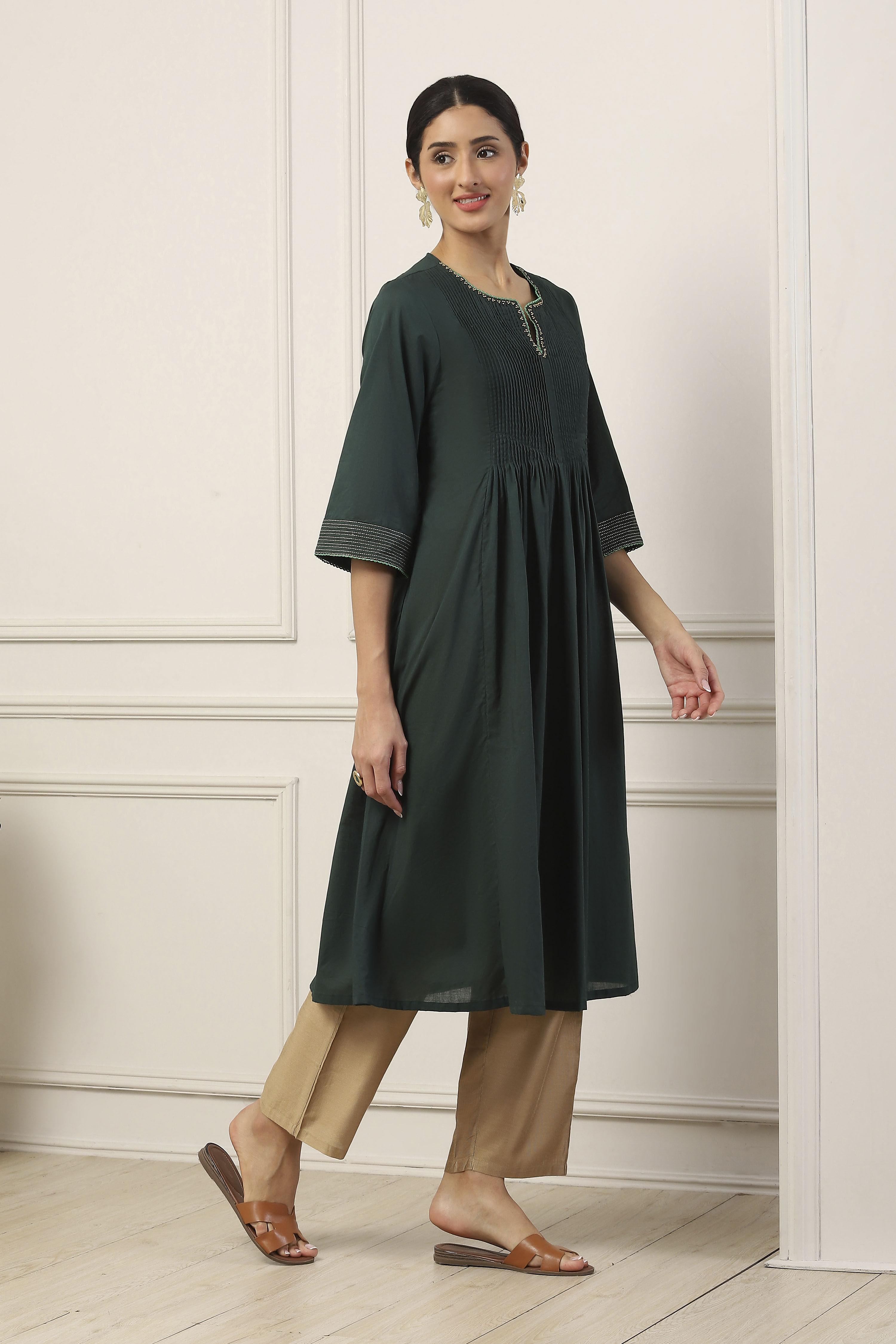 Green Cotton Solid Pleated A-Line Kurta image number 4