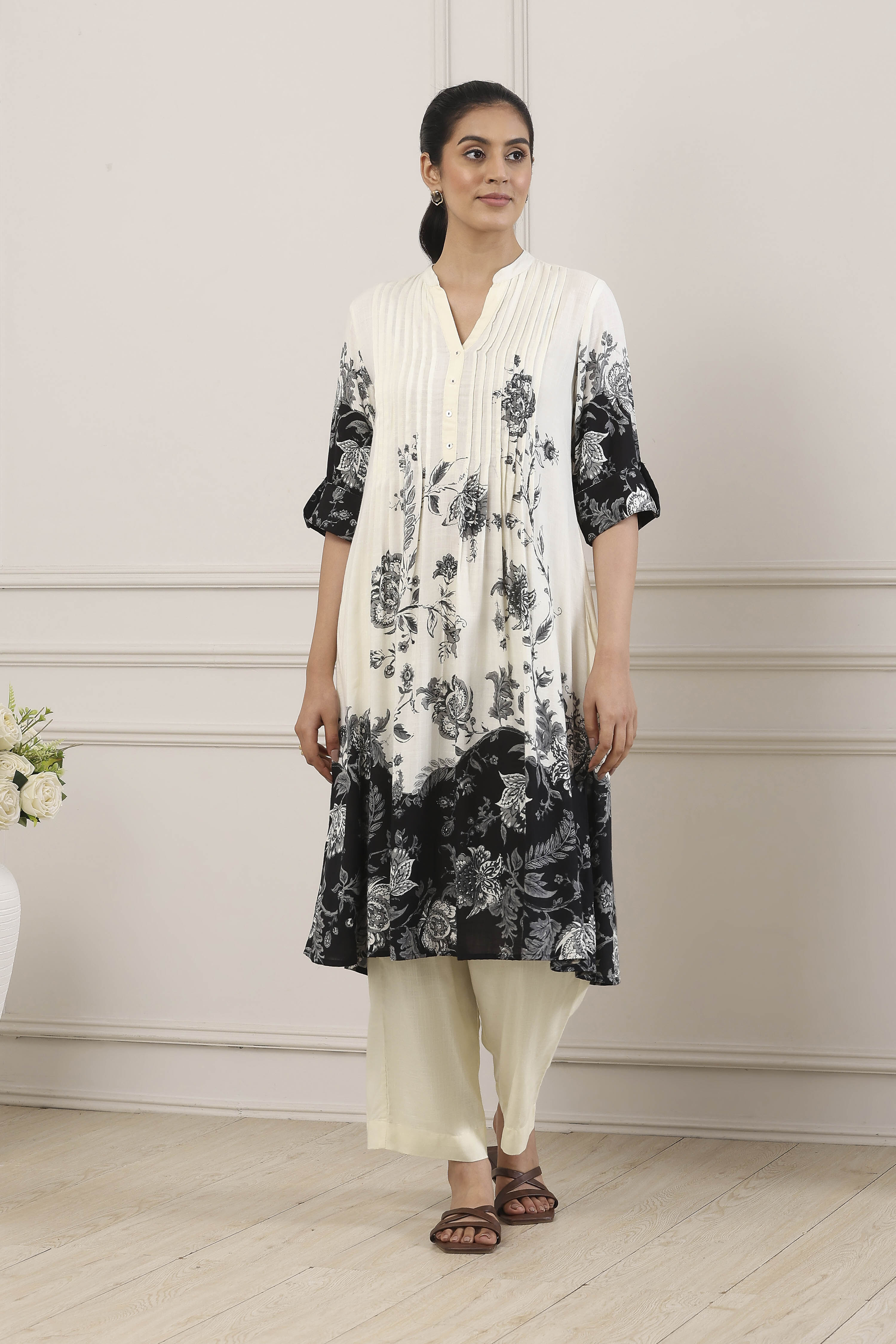 White & Black Monochrome Floral Printed Straight Kurta image number 5