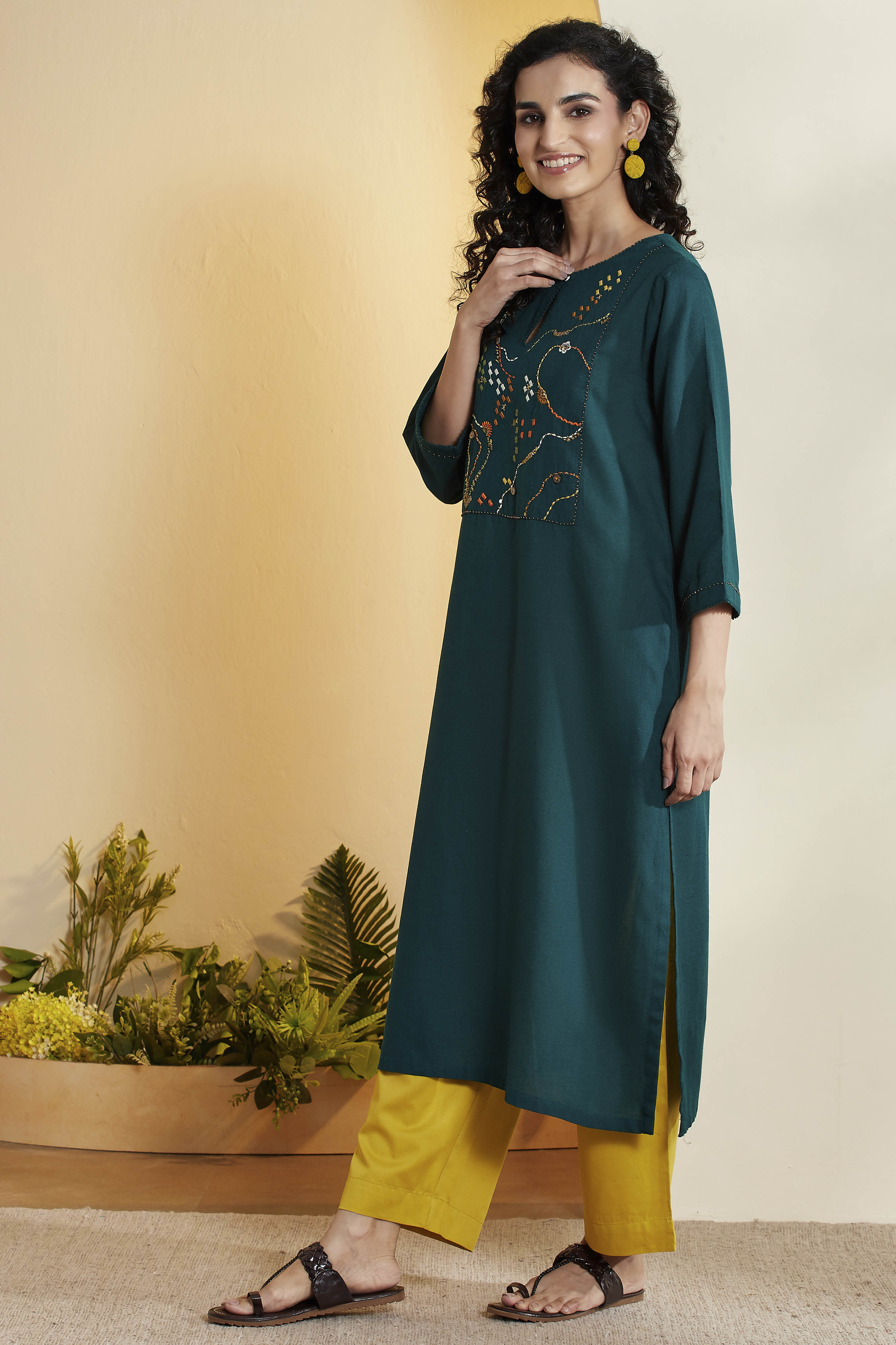 Bottle Green Viscose Rayon Embroidered Yoke Kurta image number 3