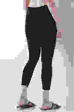 Black Cotton Lycra Solid Fitted Cropped Leggings image number 5