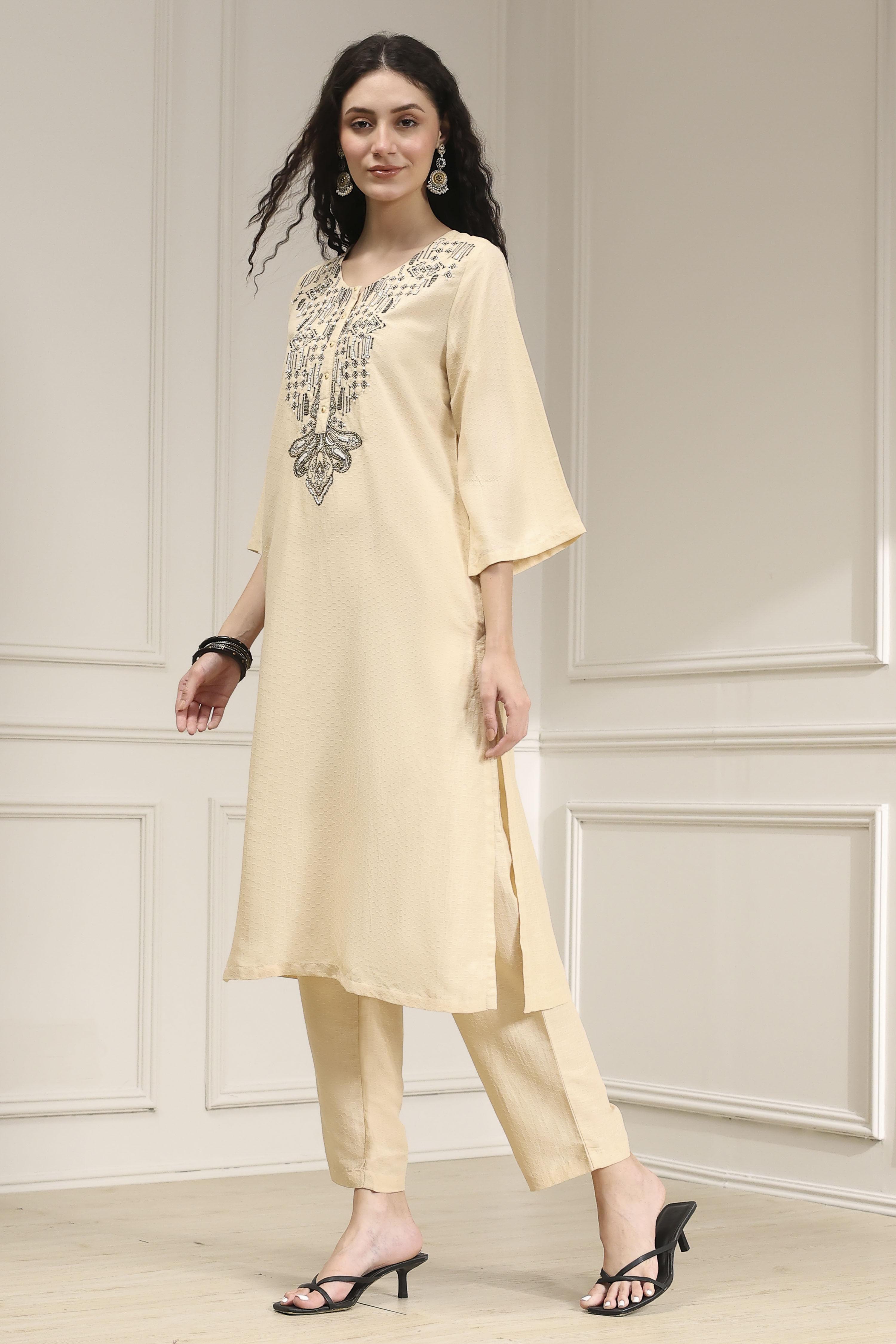 Ivory Textured Straight Kurta Pants Set image number 3