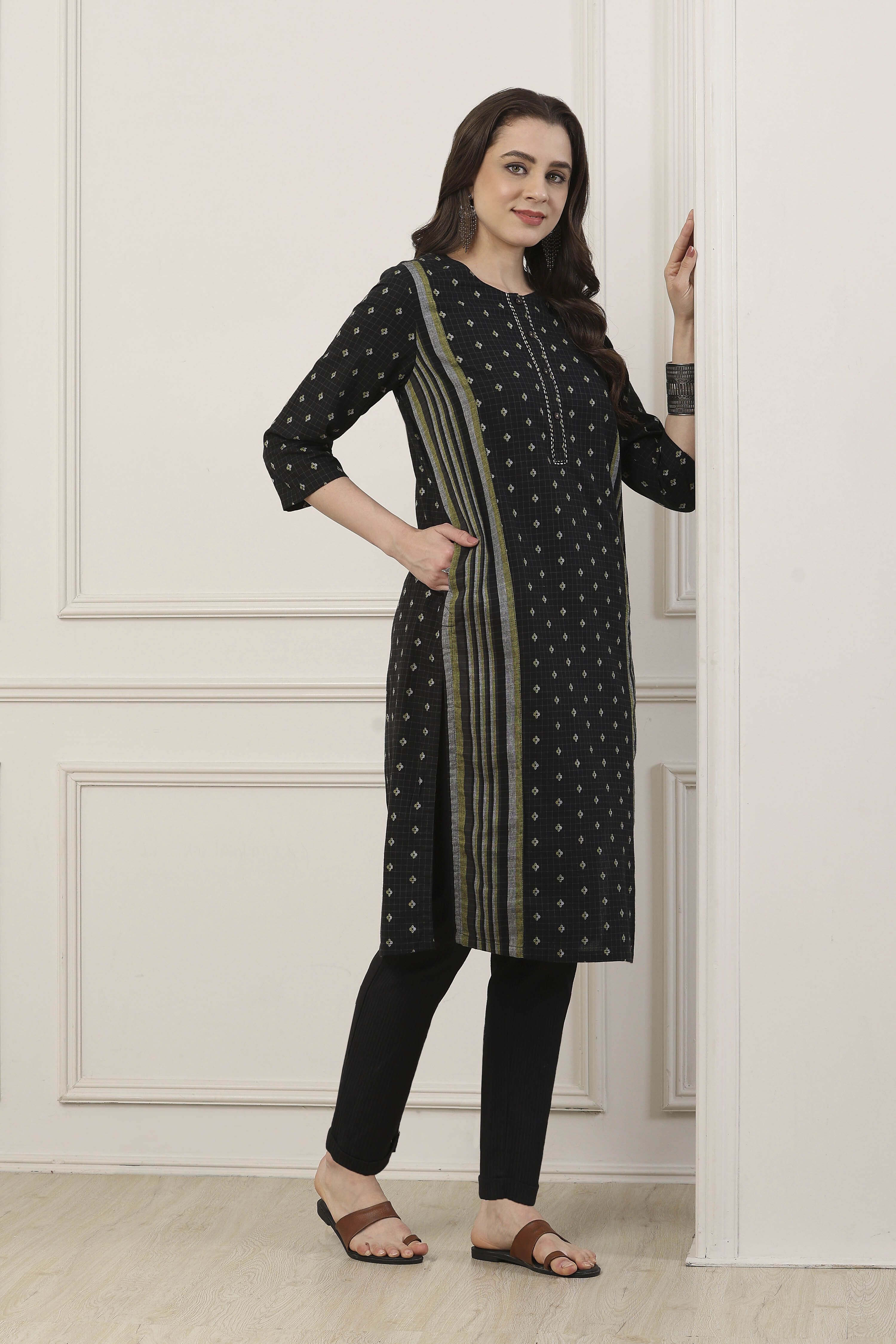 Black Cotton Floral Striped Straight Kurta image number 1