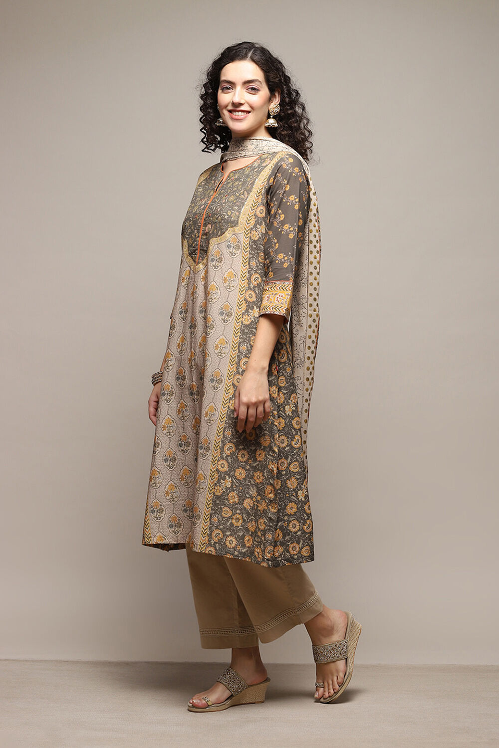 Red Cotton Blend Straight Printed Kurta Narrow Palazzo Suit Set image number 4