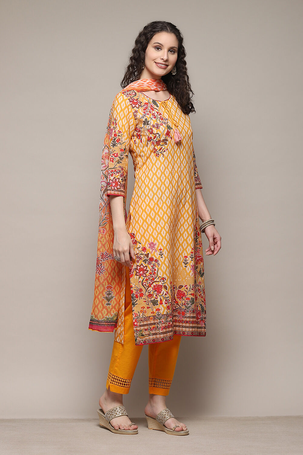 Yellow Cotton Straight Printed Kurta Slim Pant Suit Set image number 6