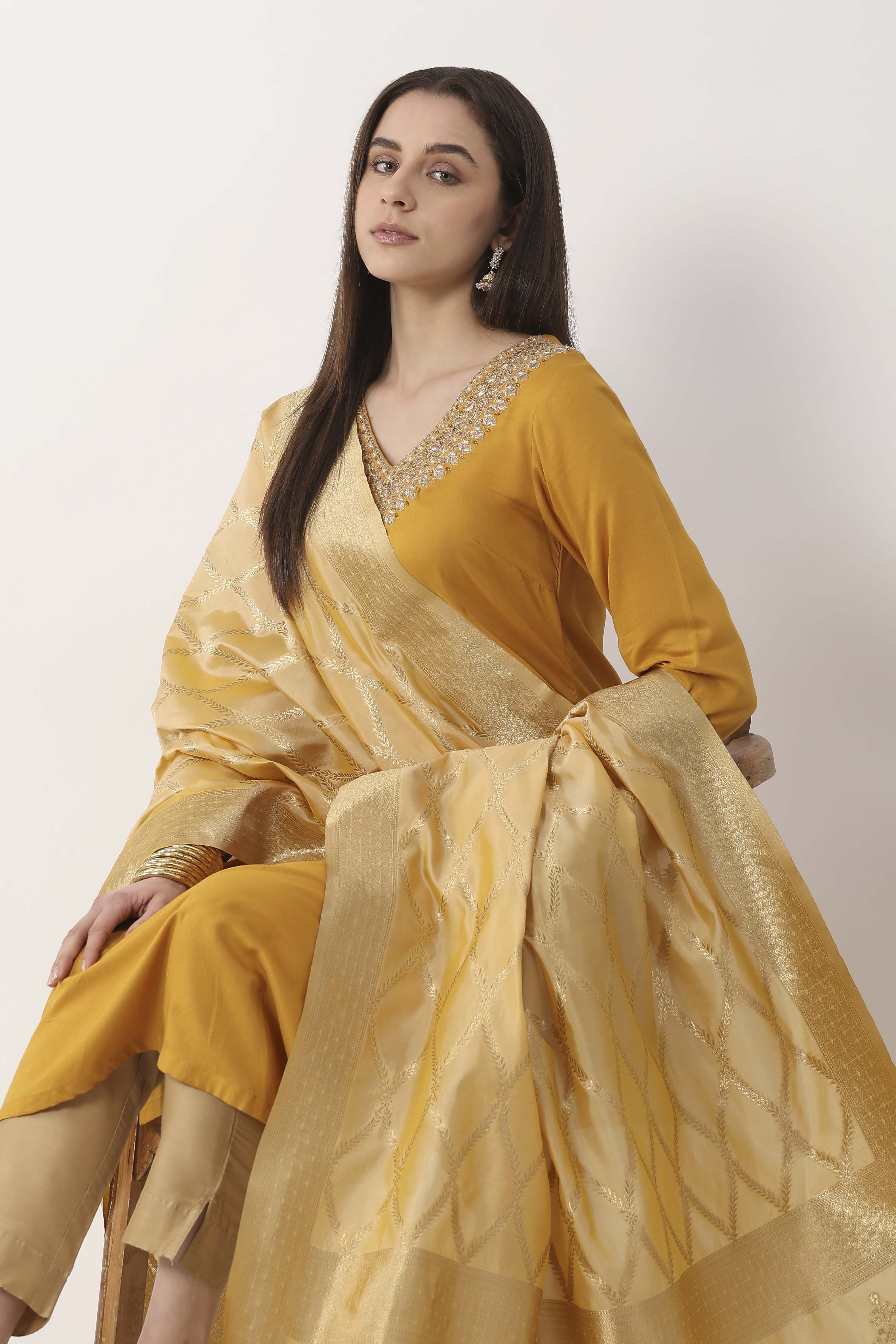 Gold Art Silk Dupatta image number 1