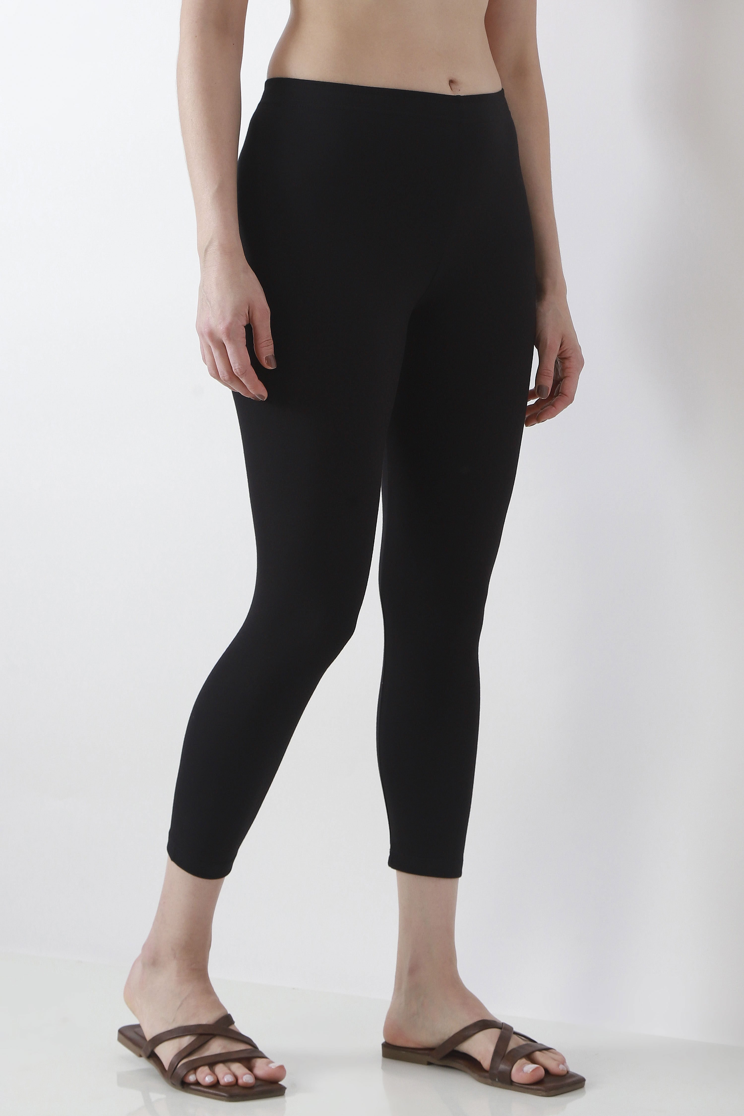 Black Cotton Lycra Solid Fitted Cropped Leggings image number 3