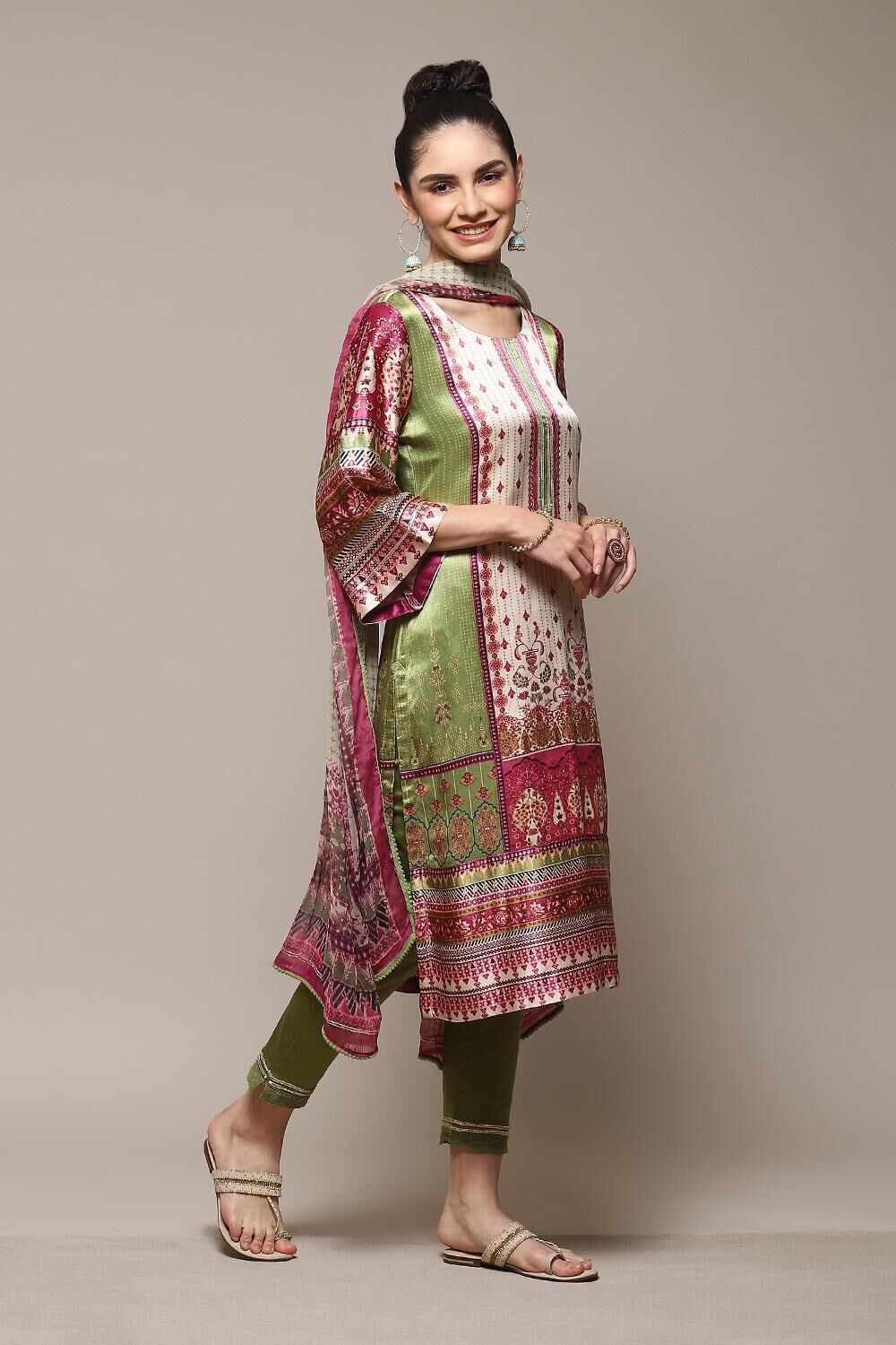 Green Silk Straight Kurta Slim Pant Suit Set image number 6