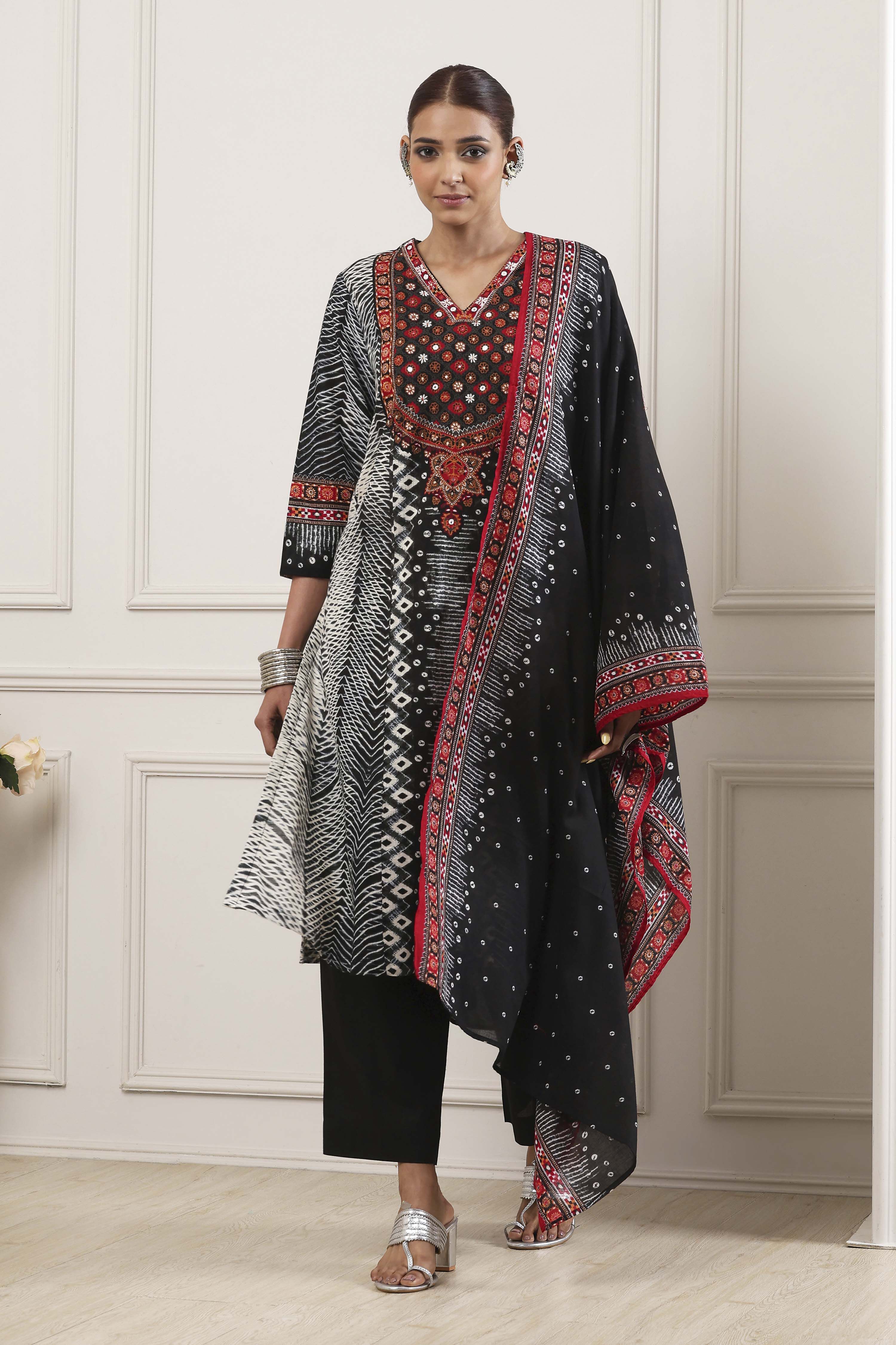 Black Cotton Printed Straight Suit Set image number 6