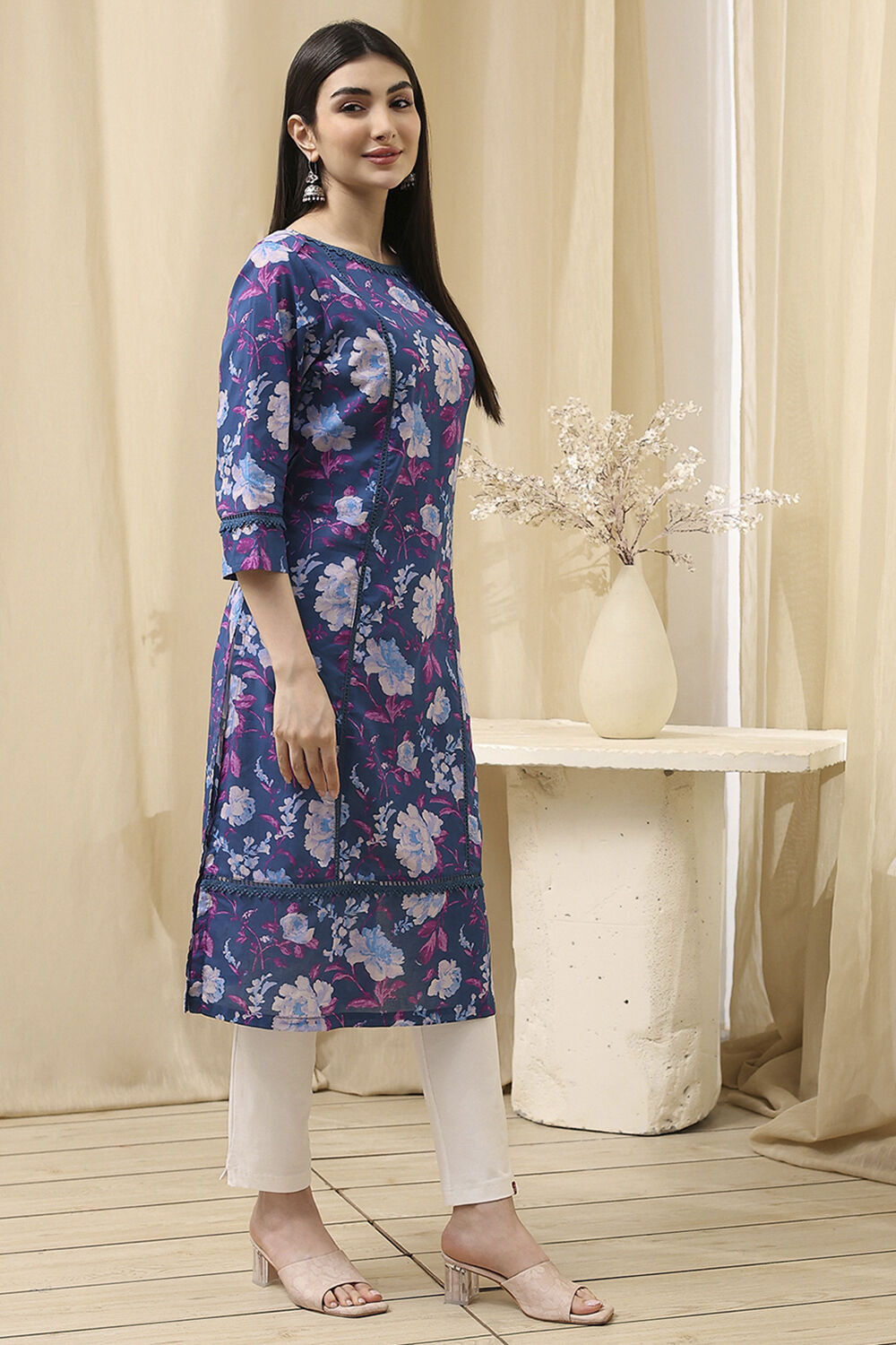 Blue Cotton Floral Straight Kurta image number 3