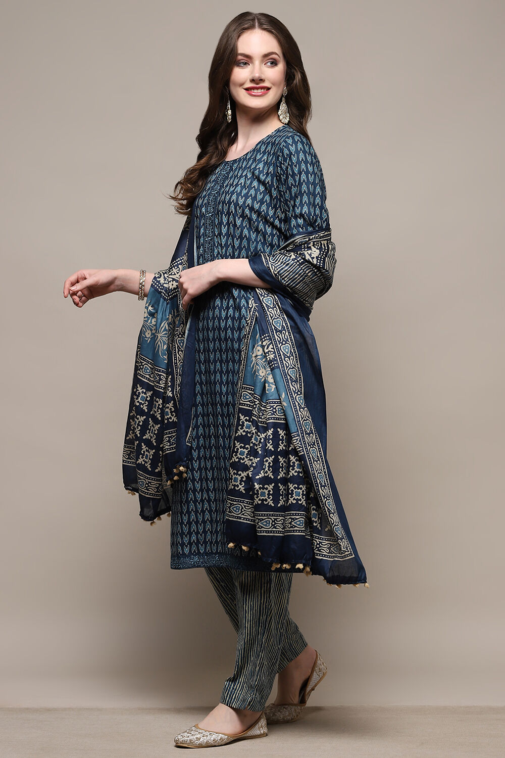 Green Cotton Screen Printed Unstitched Suit Set image number 5