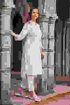 White Cotton Solid Straight Kurta image number 4