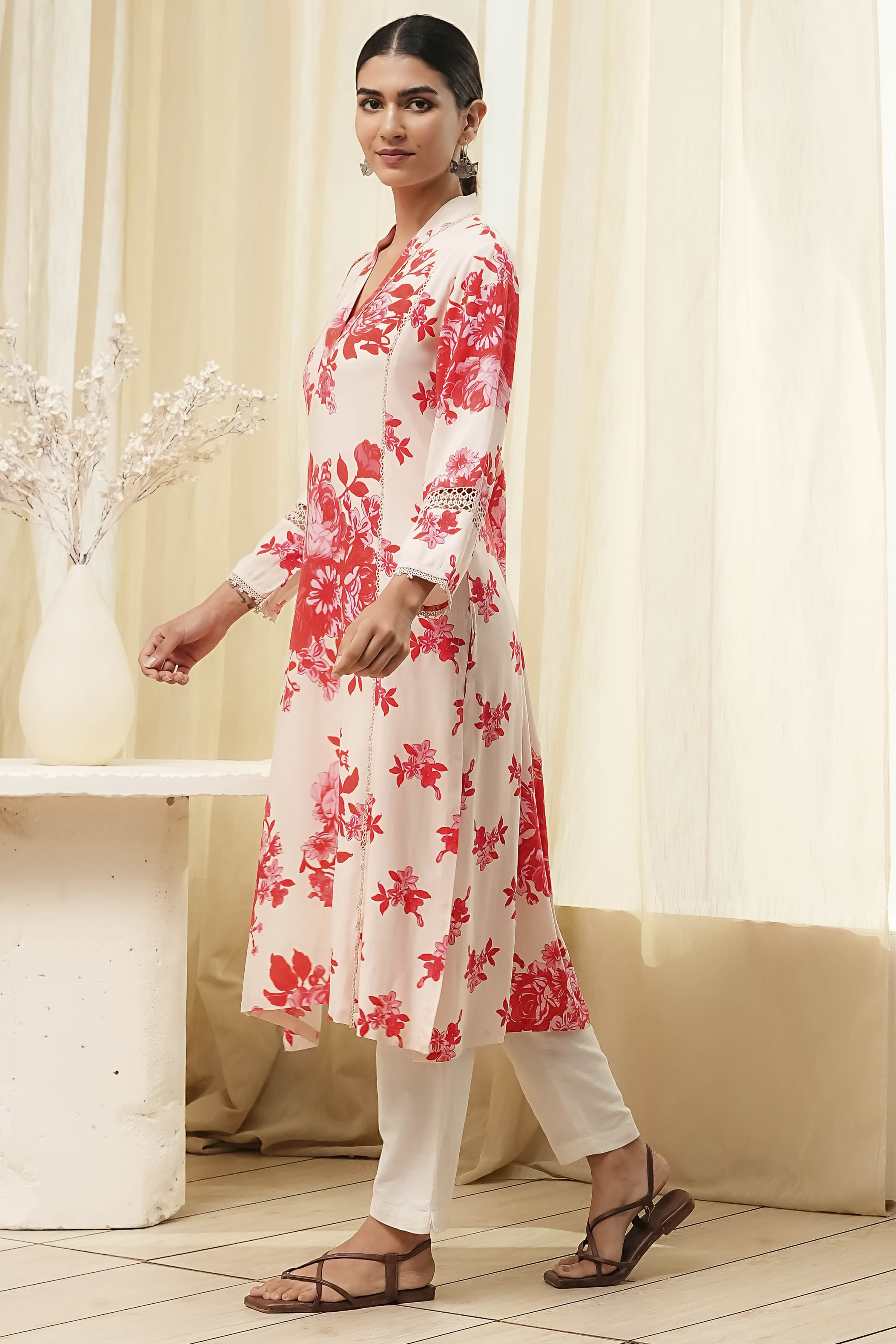Red and Off-White Floral Printed Straight Kurta image number 2