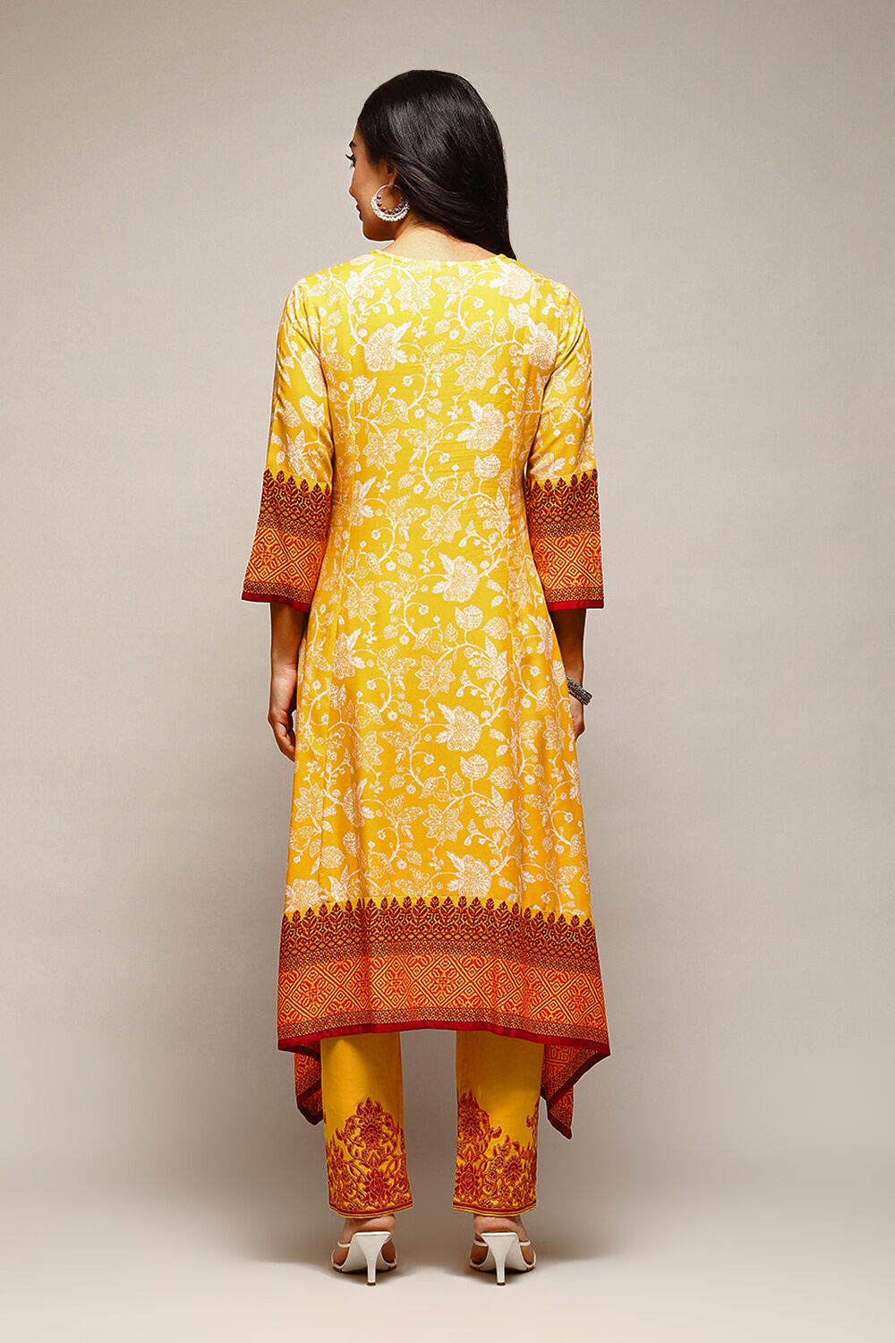 Off White Viscose Straight Printed Kurta Pant Suit Set image number 4