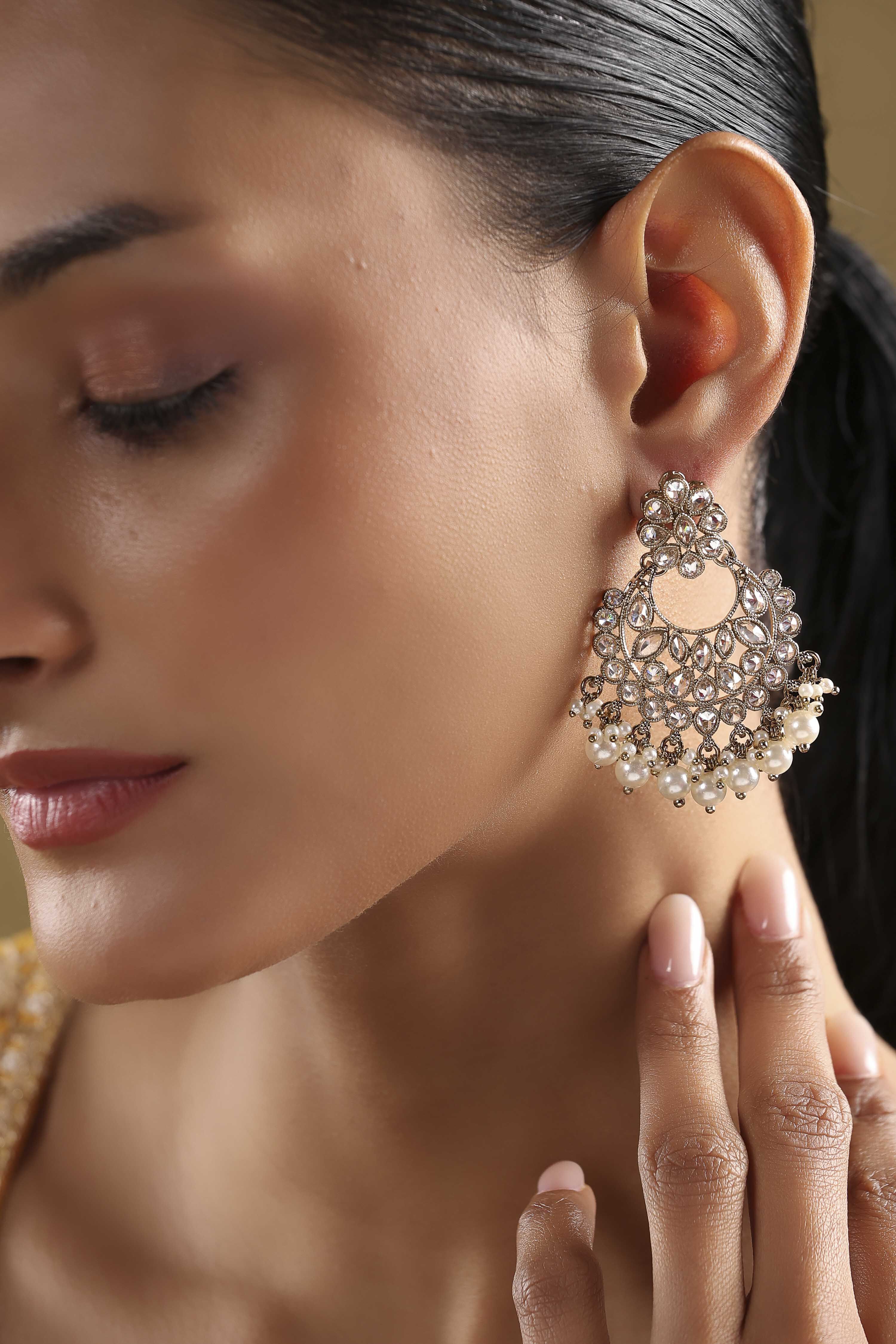 White Alloy Chaandbali image number 1