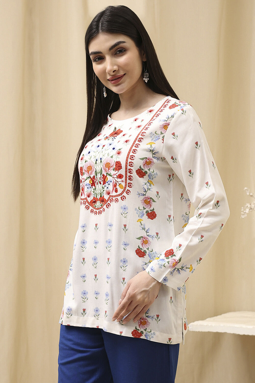 White Floral Printed Straight Short Kurta image number 2